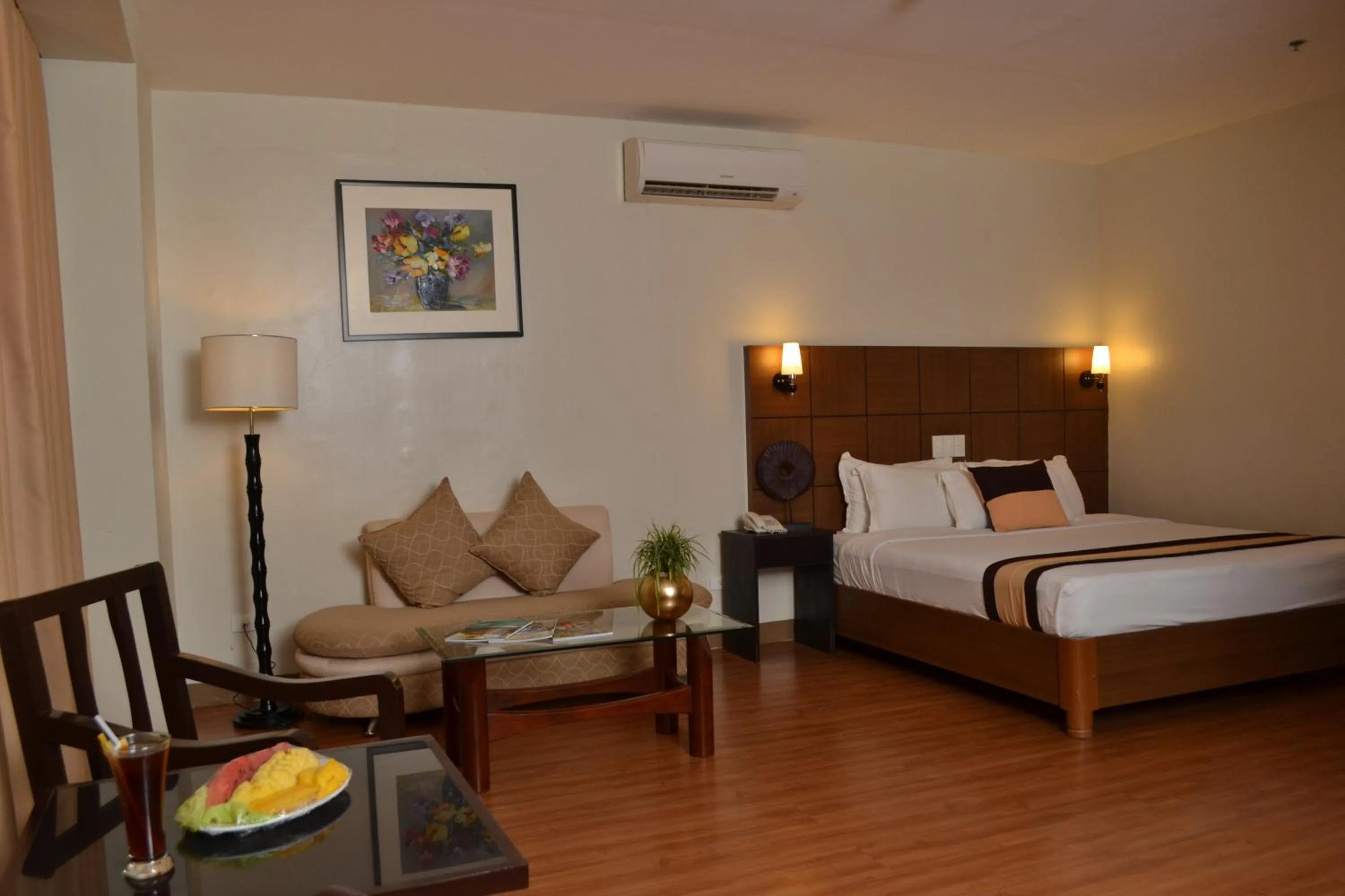 Photo of the whole room, Bed in The Pinnacle Hotel and Suites