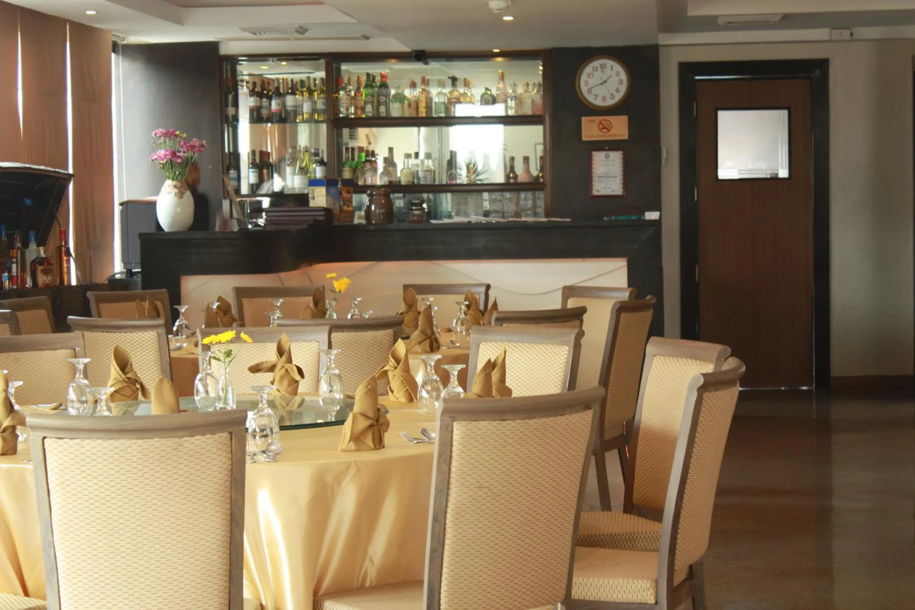 Coffee/tea facilities in The Pinnacle Hotel and Suites