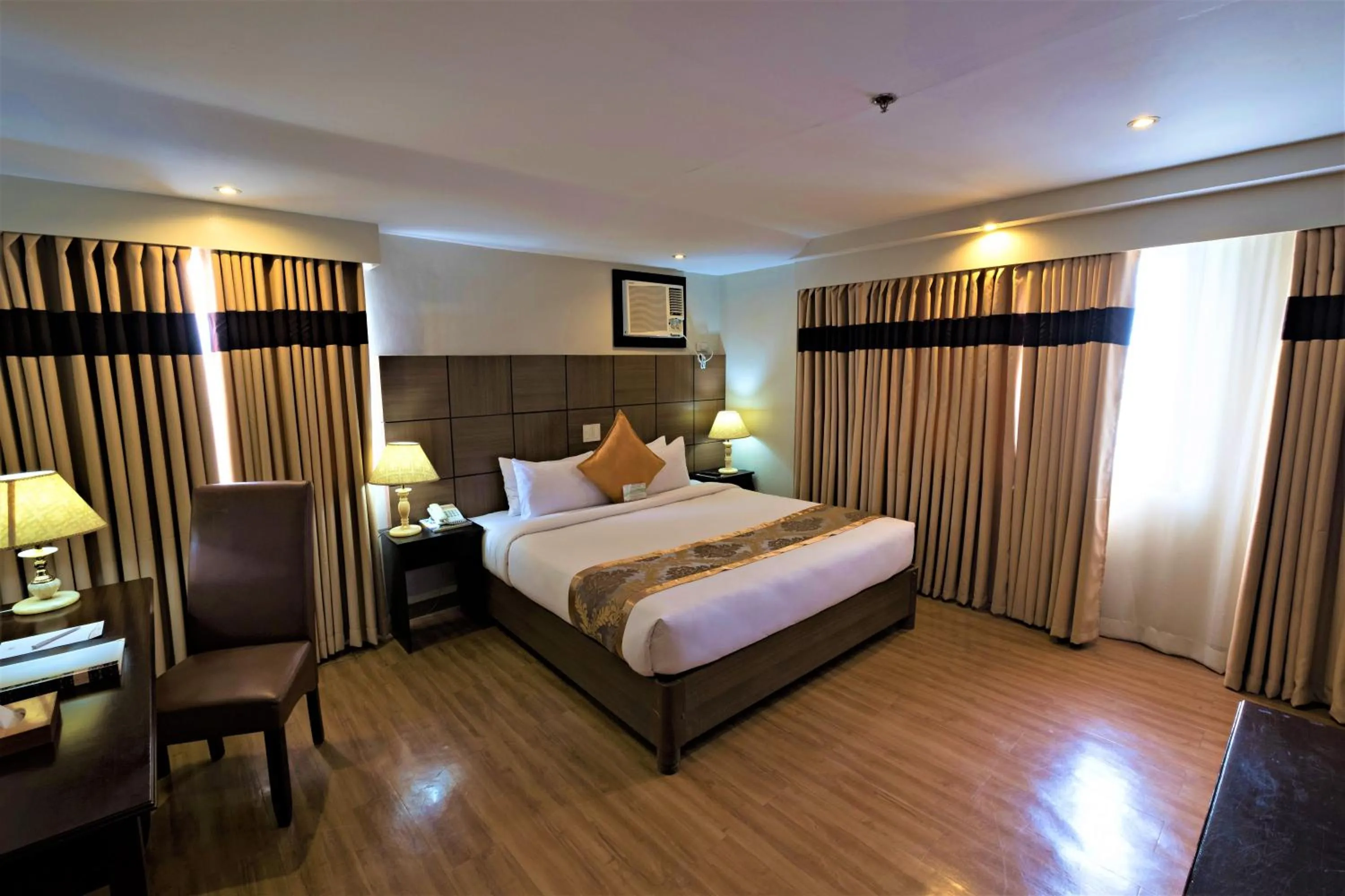 Bed in The Pinnacle Hotel and Suites