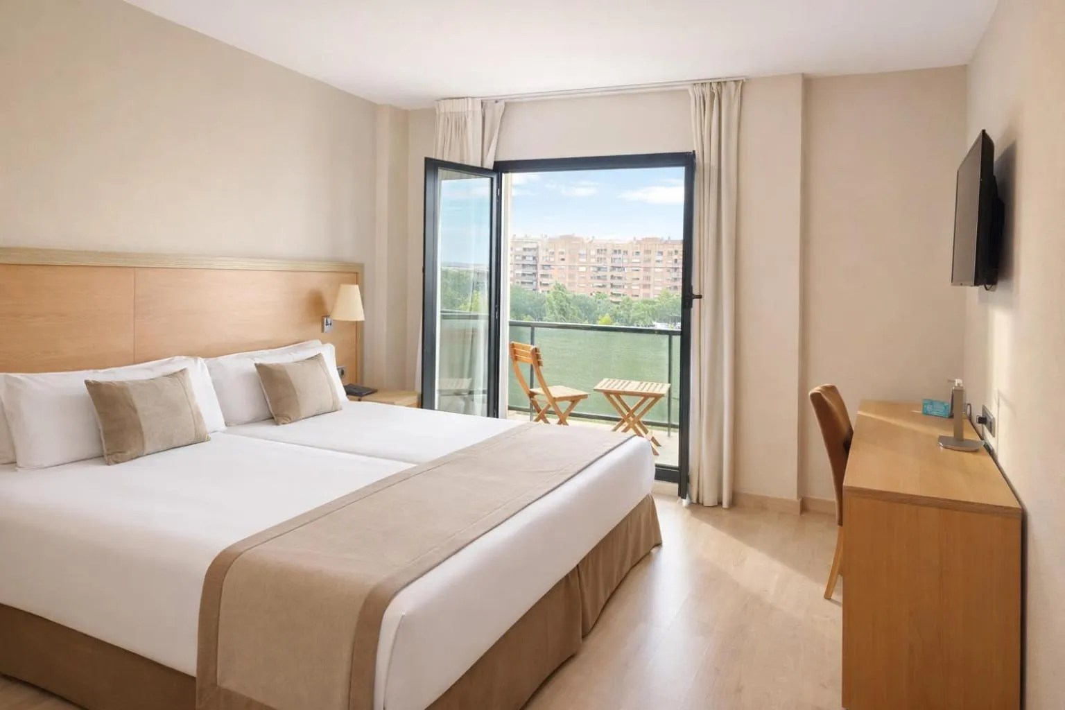 Balcony/Terrace, Bed in Hotel Real