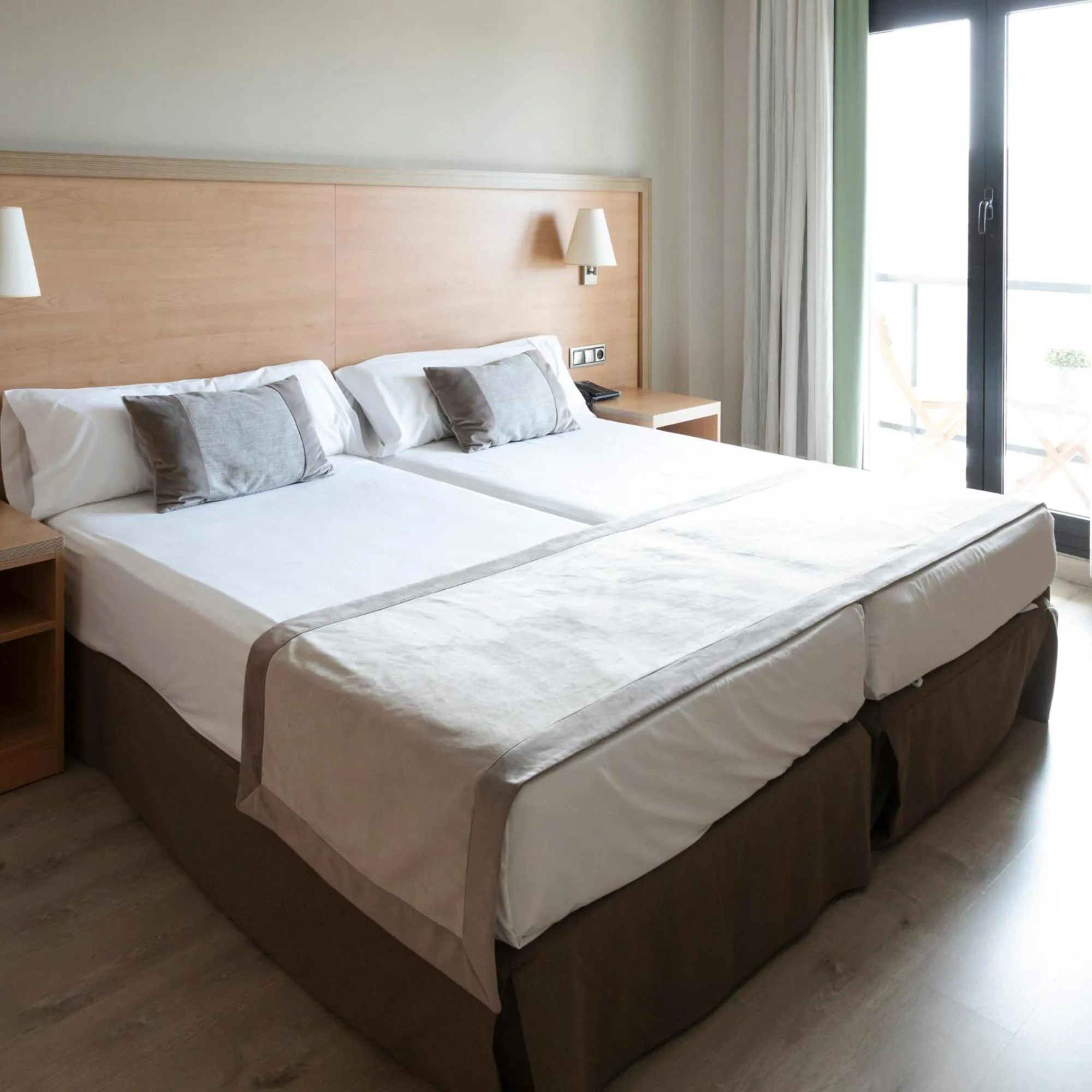 Photo of the whole room, Bed in Hotel Real