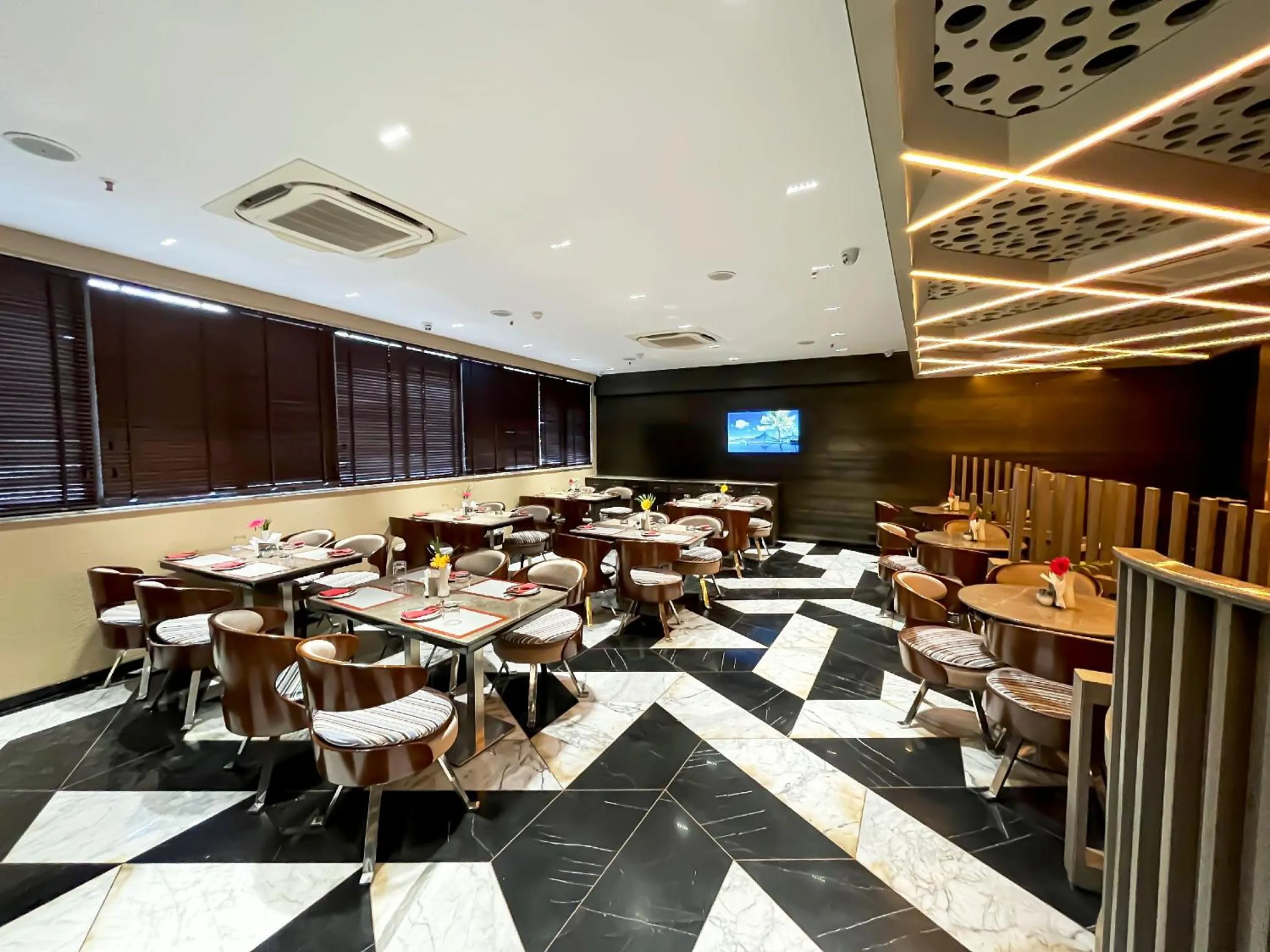Restaurant/places to eat in Morvee Hotels Alipore Kolkata