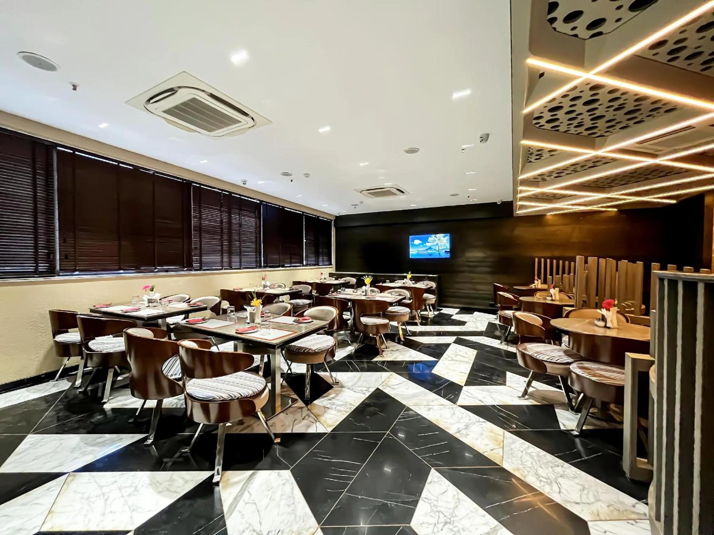 Restaurant/places to eat in Morvee Hotels Alipore Kolkata
