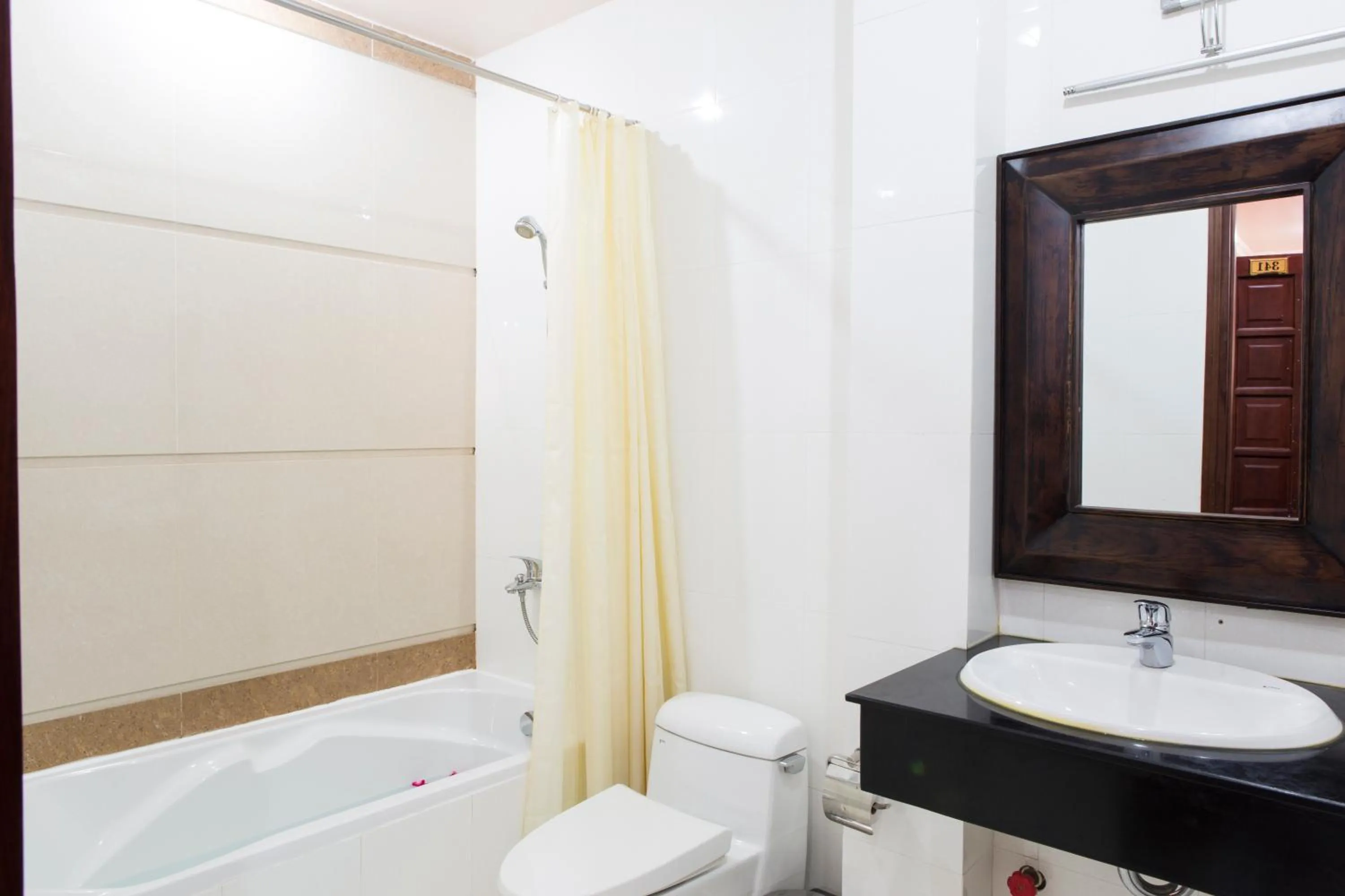 Bathroom in Vien Dong Hotel 3
