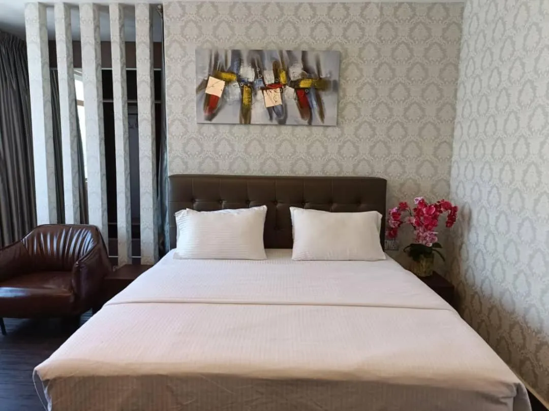 Bedroom, Bed in Raintree Boutique Hotel