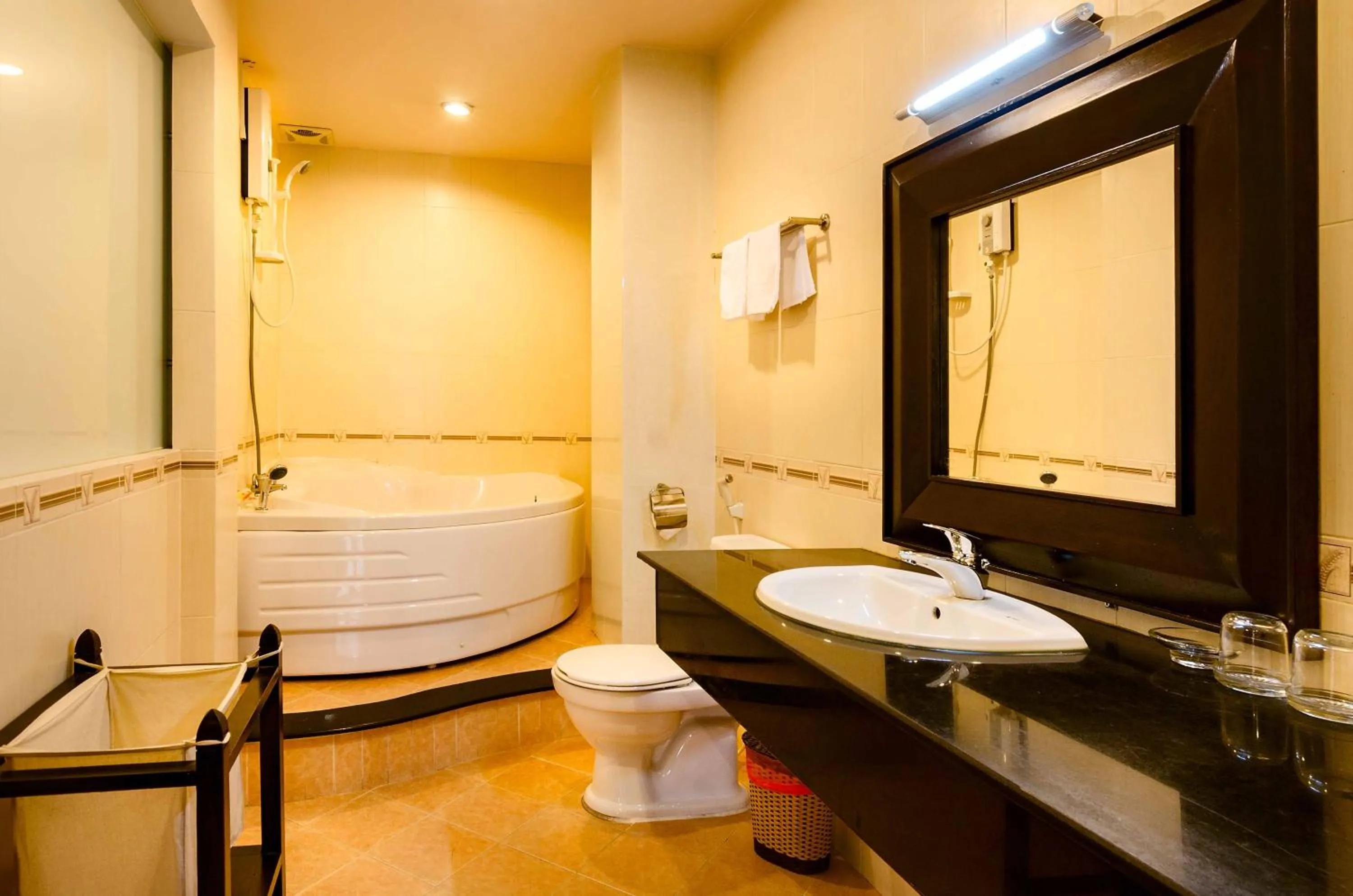 Toilet in Vien Dong Hotel 2