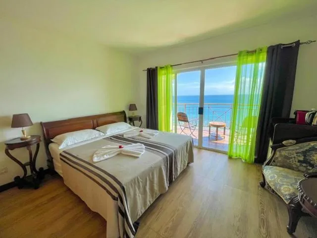 Sea view, Bed in Treasure Cove Hotel & Restaurant