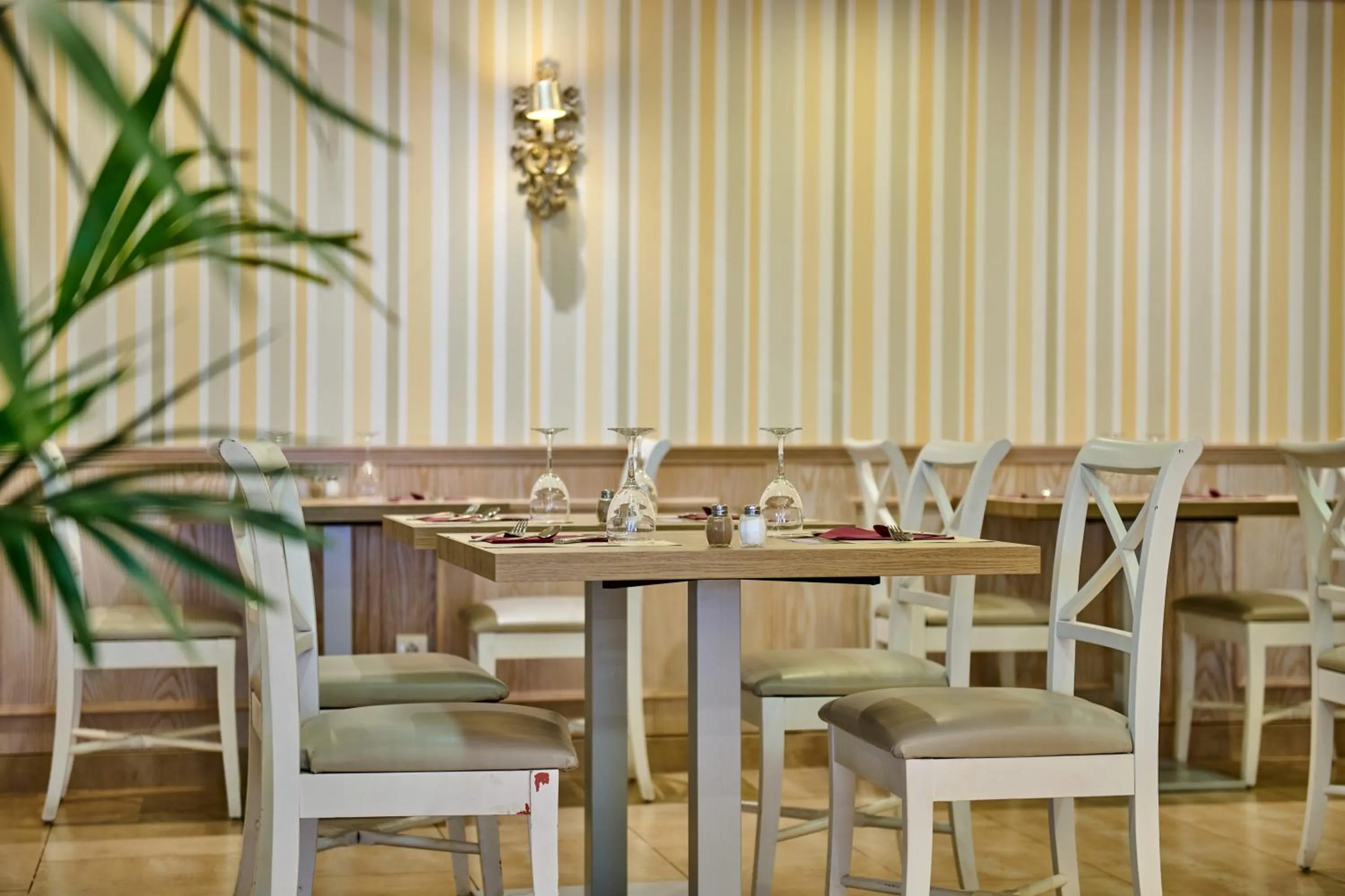 Restaurant/places to eat in Grupotel Orient