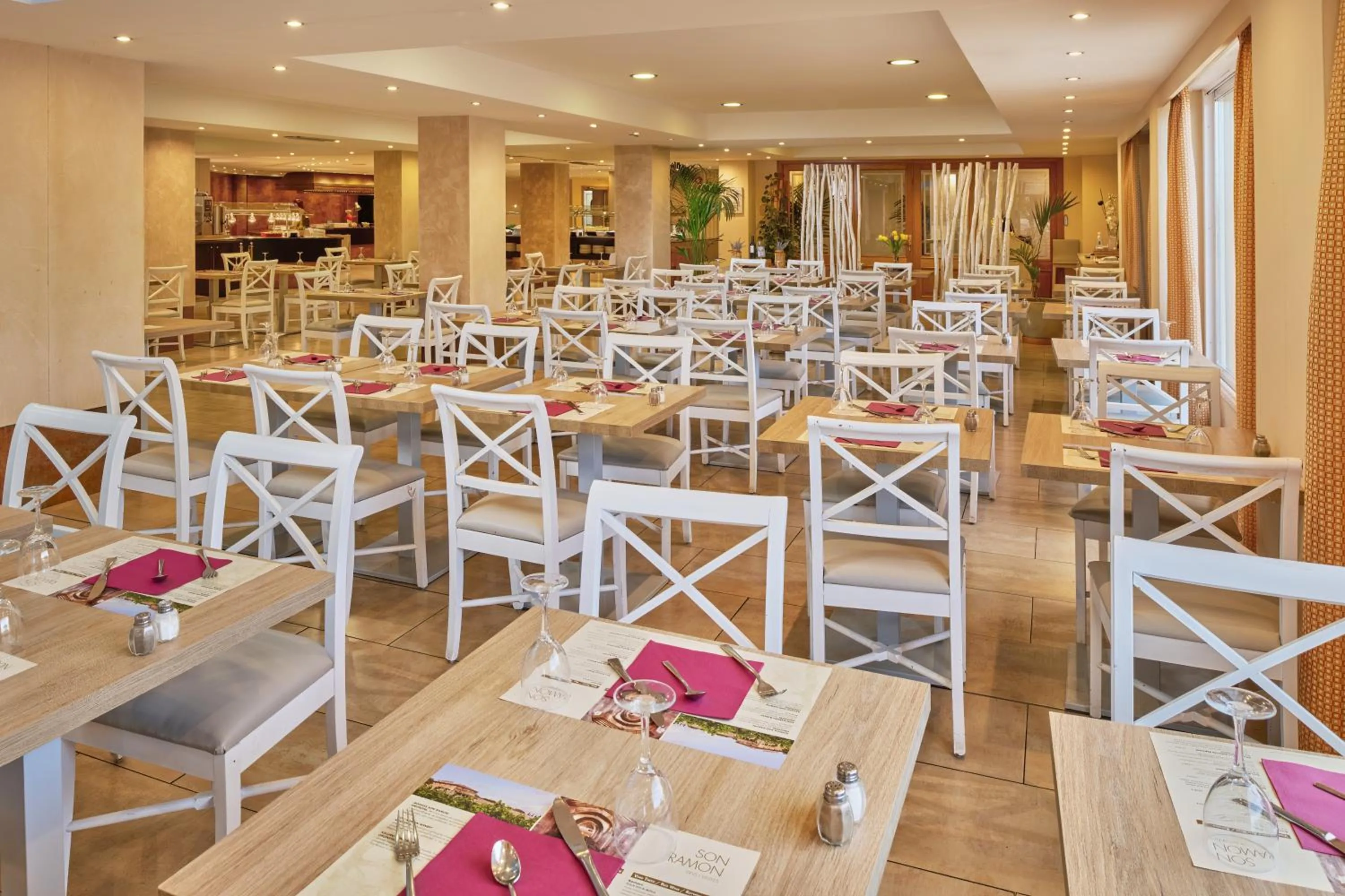 Restaurant/places to eat in Grupotel Orient