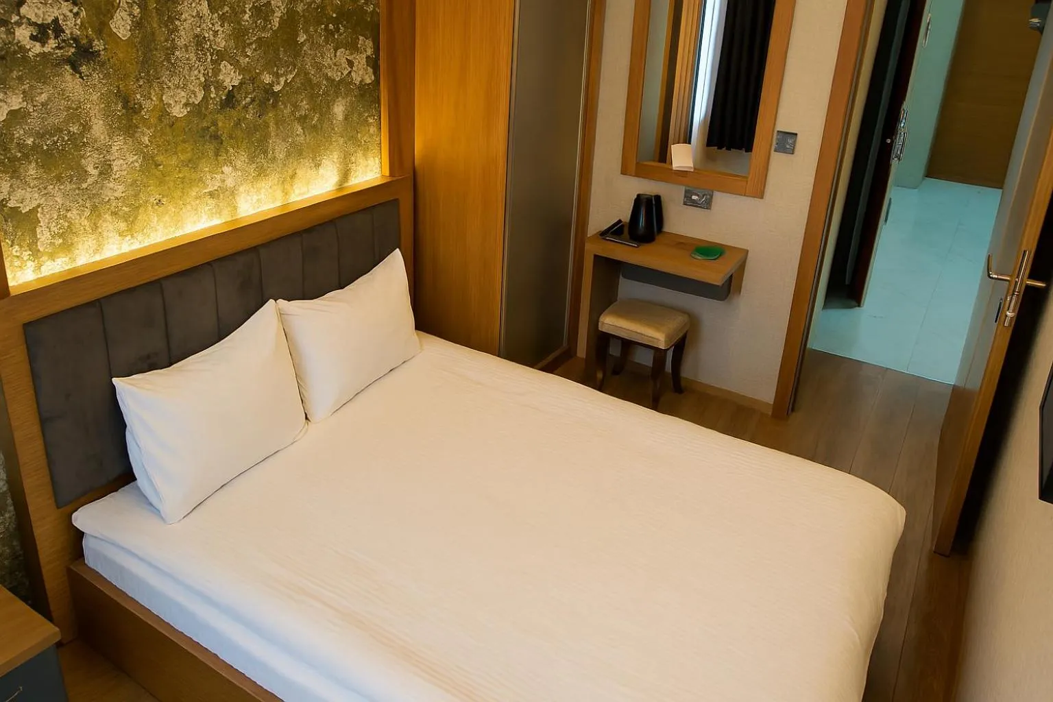 Budget Double Room in CALENBERG HOTEL