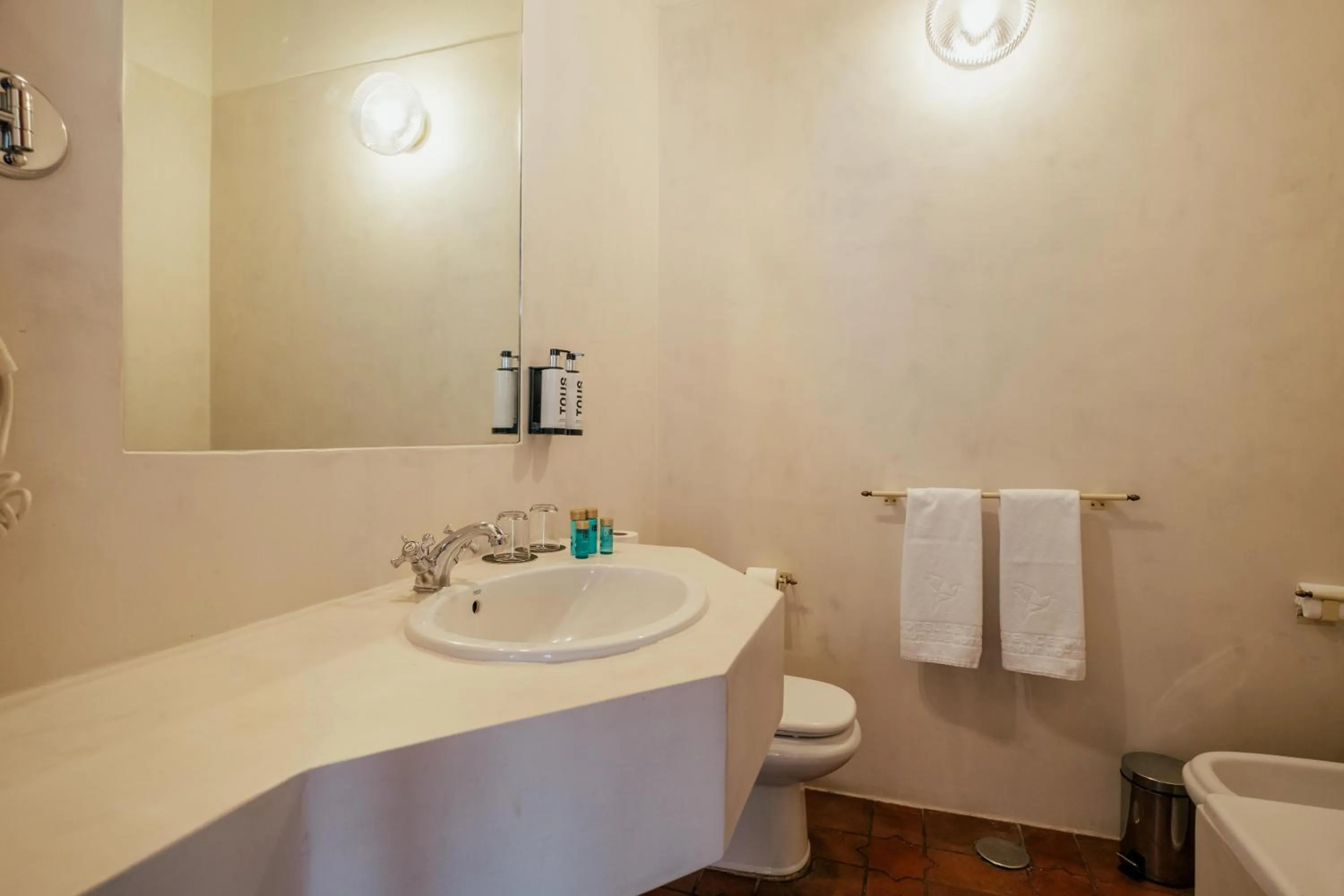 Toilet in Hotel Cetina Palacio Ayala Berganza