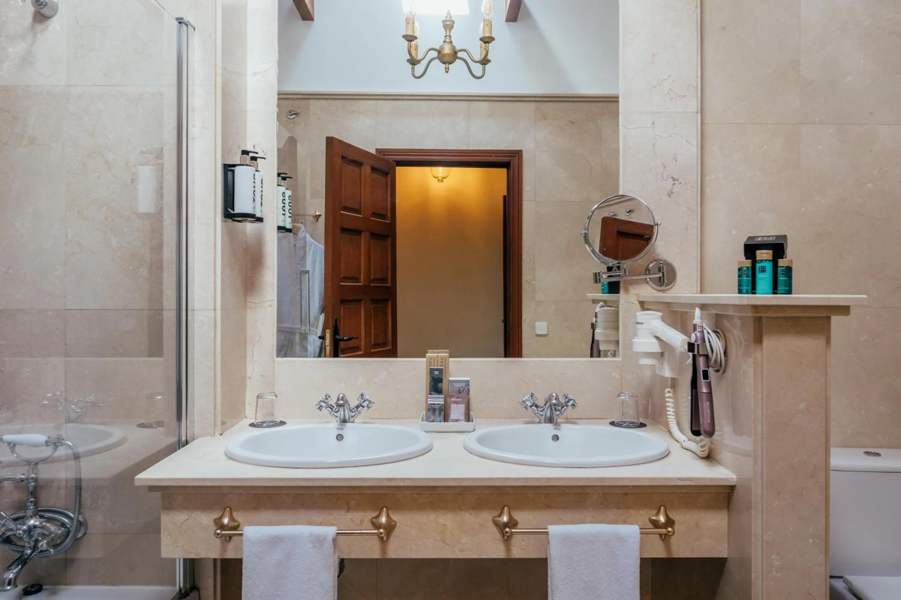 Shower in Hotel Cetina Palacio Ayala Berganza