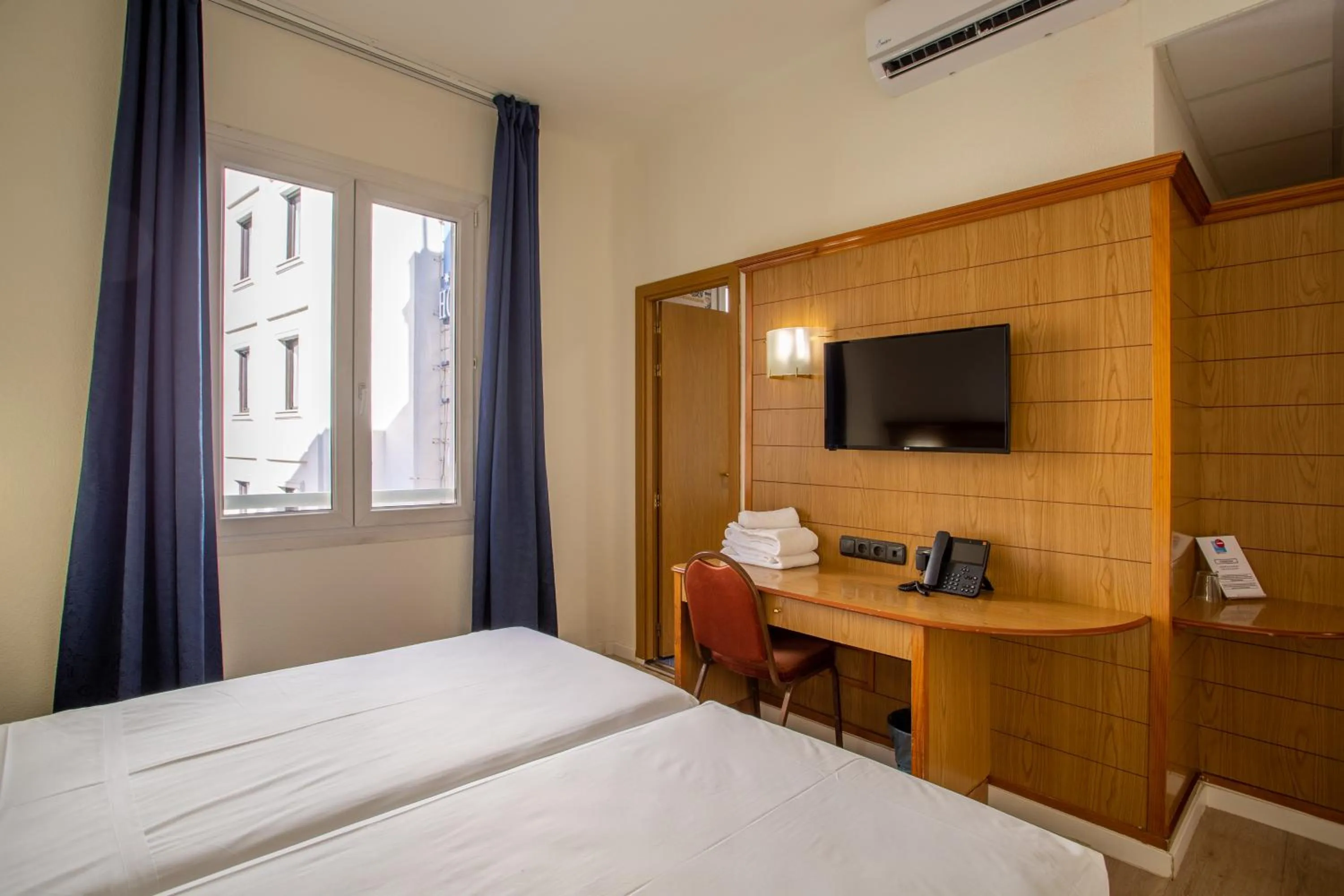 Bedroom, Bed in Negresco Gran Via