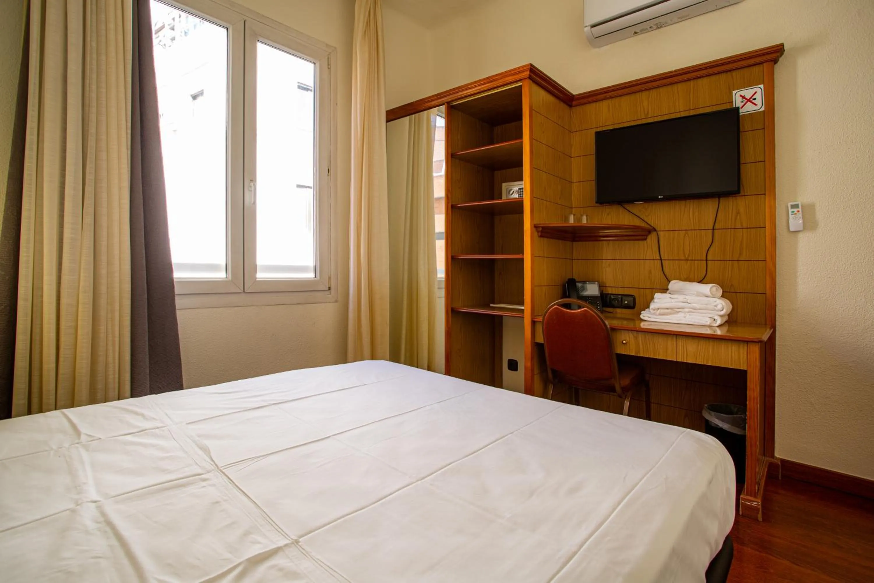 Bed in Negresco Gran Via