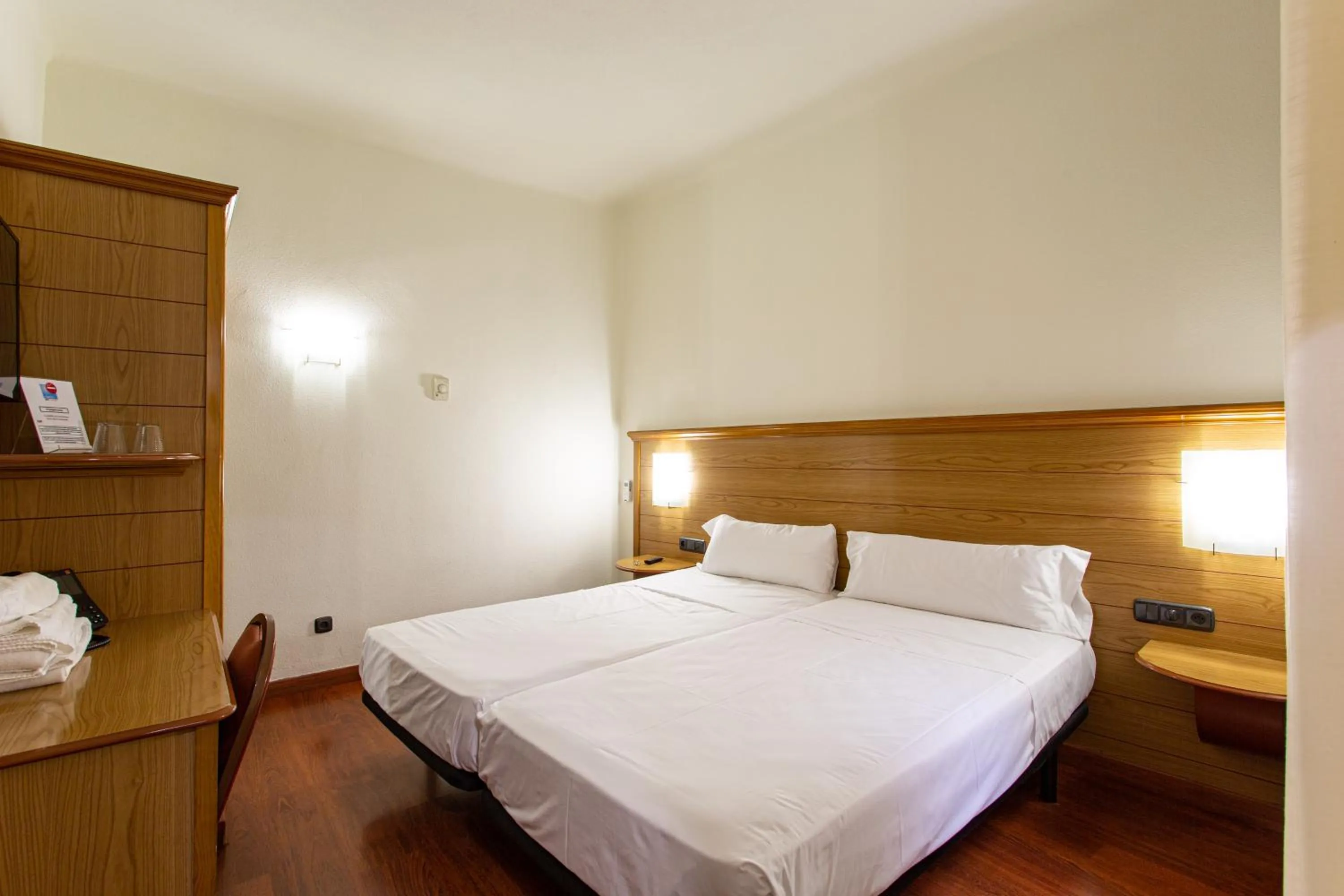 Bedroom, Bed in Negresco Gran Via