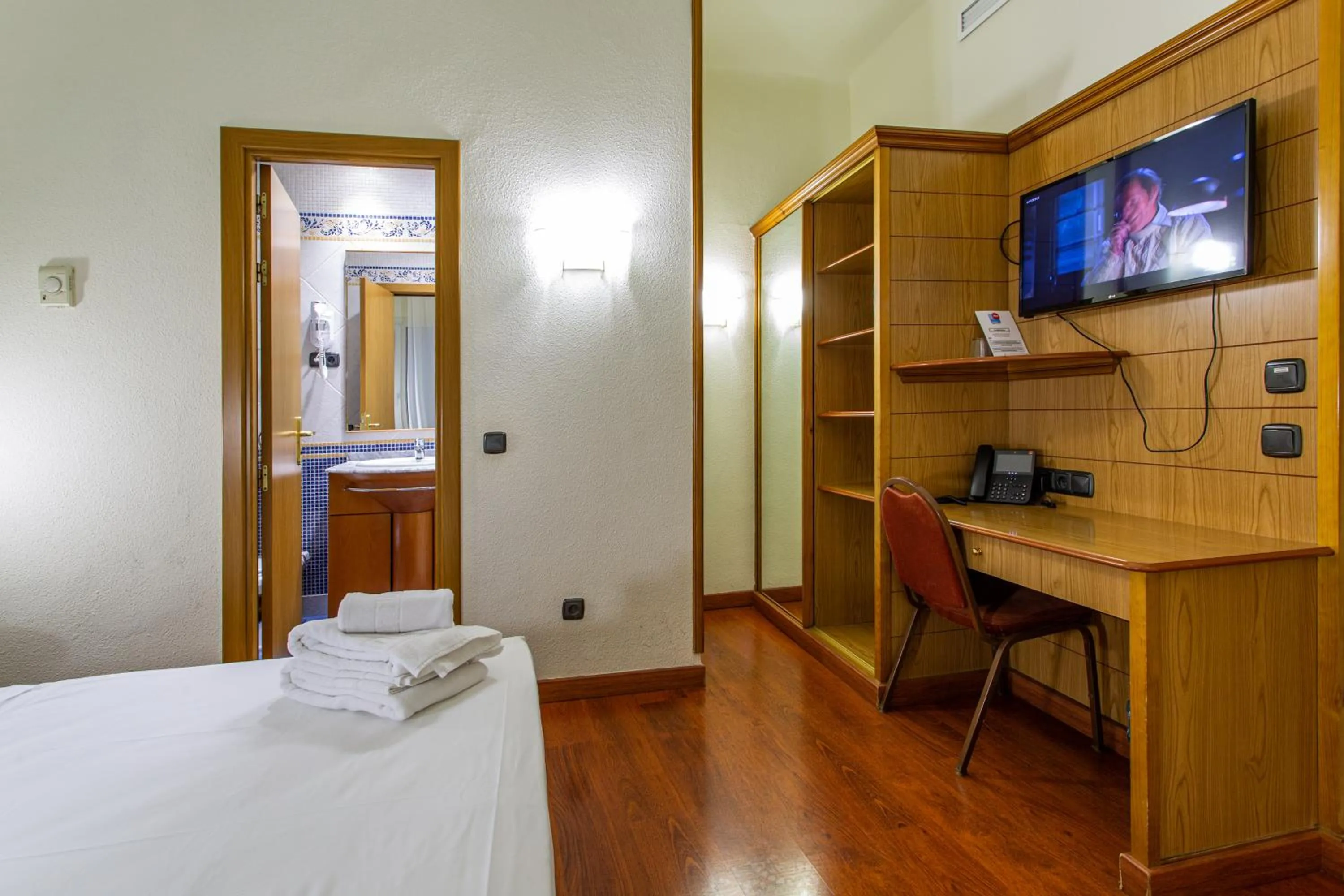 Bedroom, Bed in Negresco Gran Via