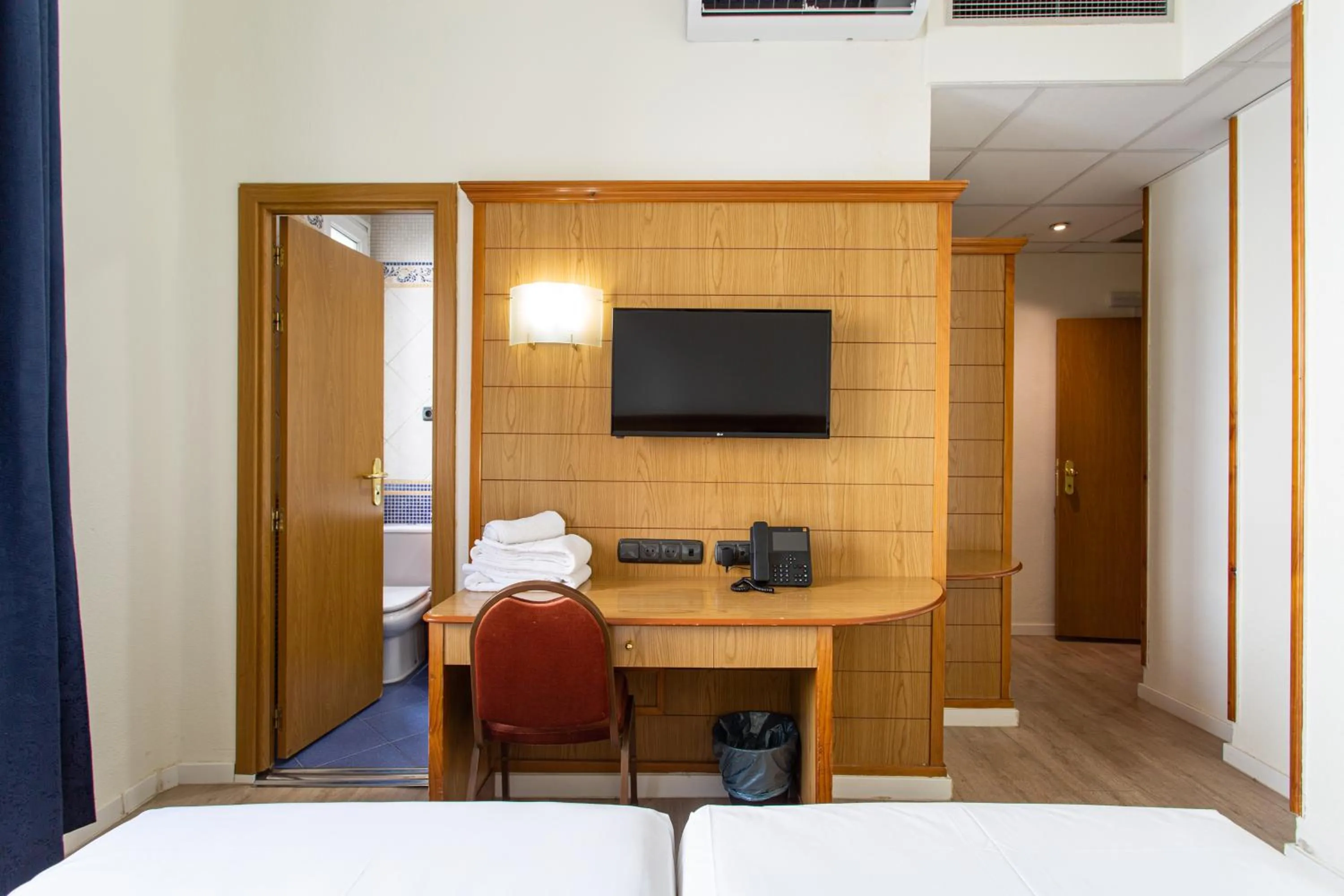 Bedroom, Bed in Negresco Gran Via