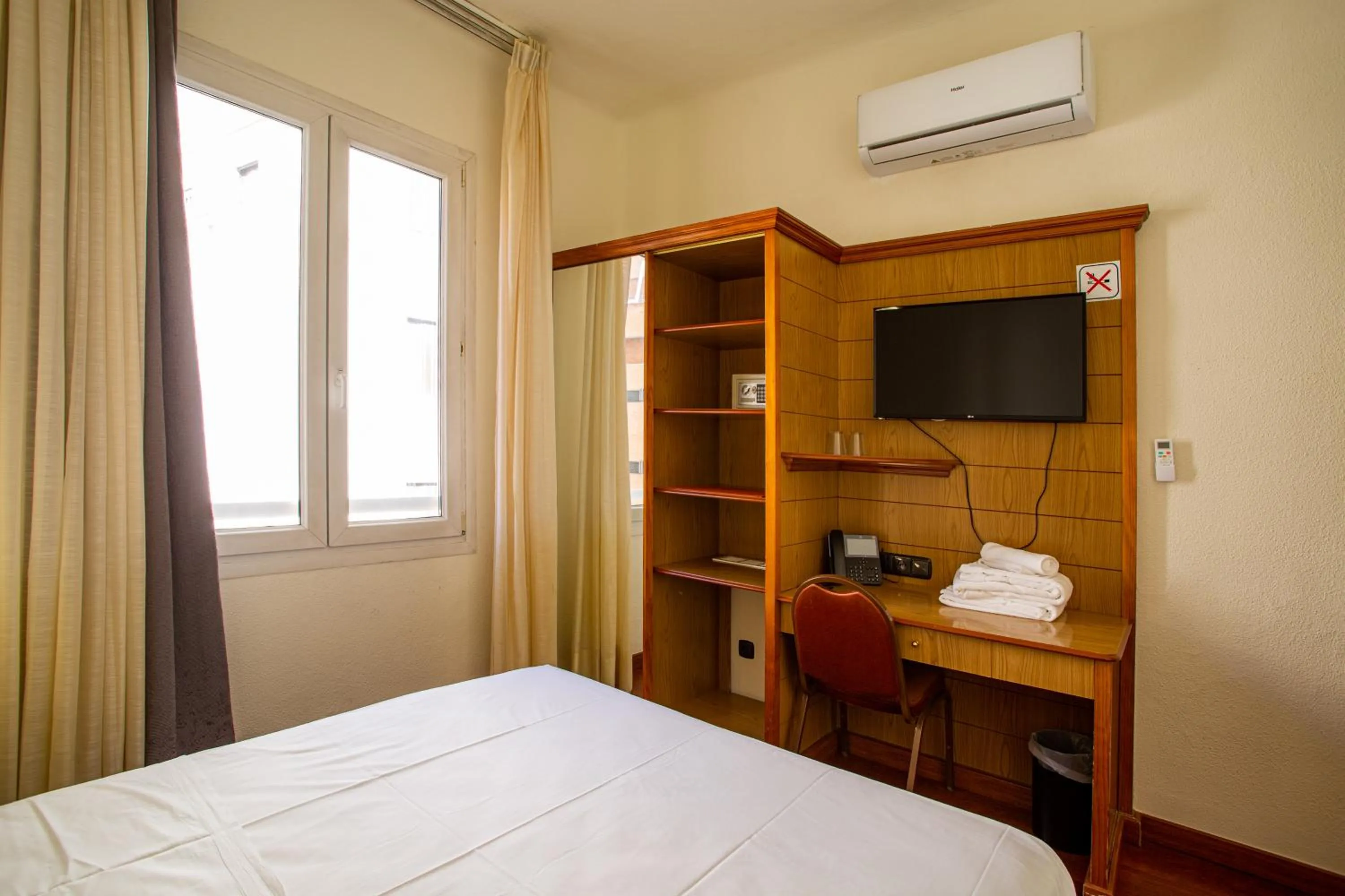 Bedroom, Bed in Negresco Gran Via