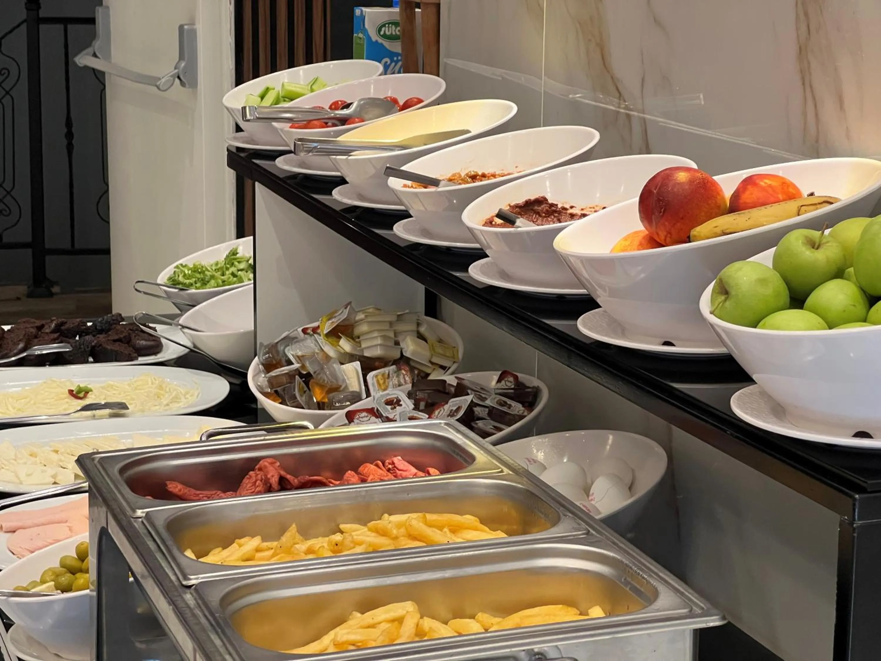 Food and drinks in AXU AIRPORT HOTEL