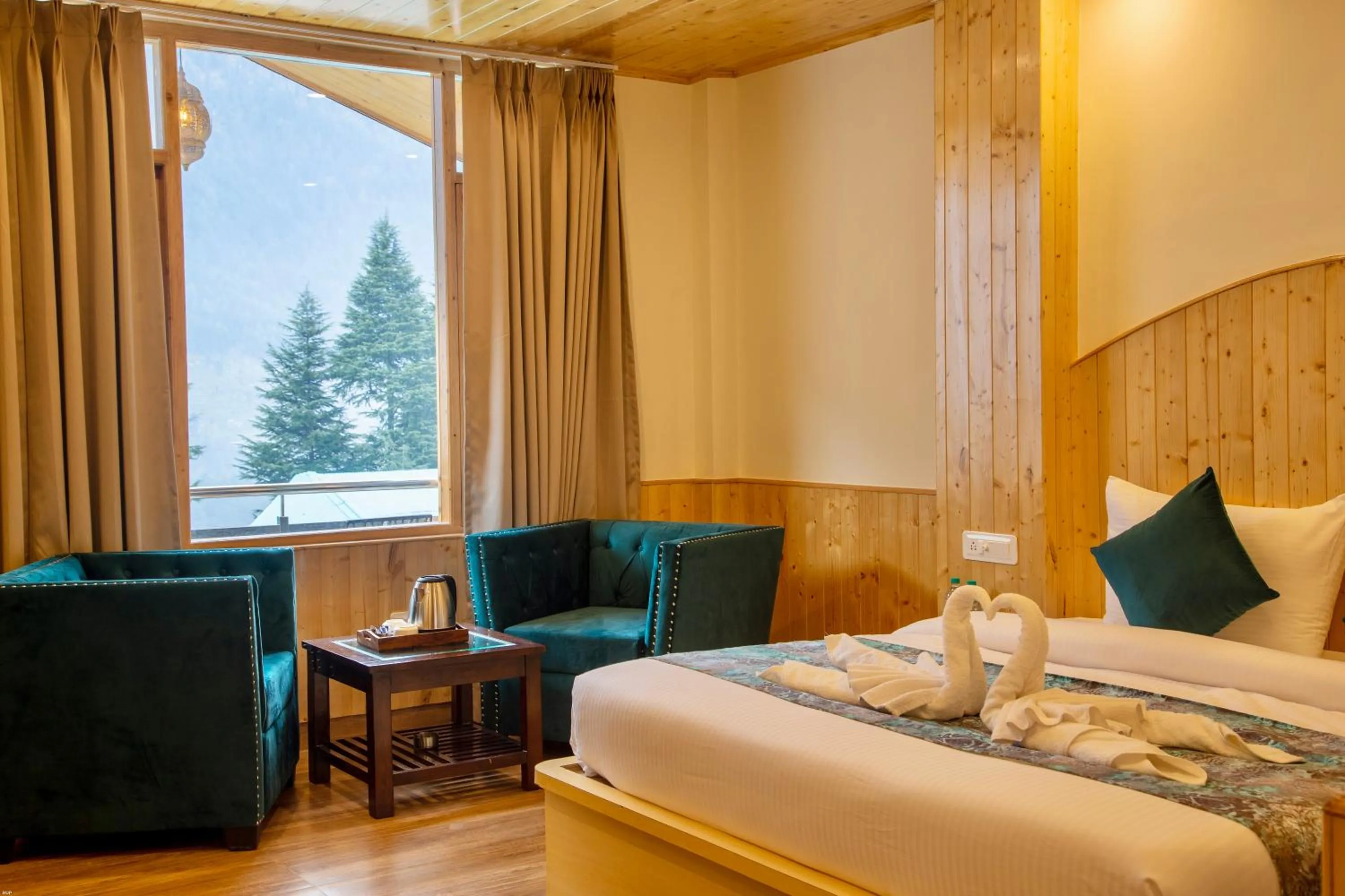 Bedroom, Bed in North Deodar Avenue, Manali