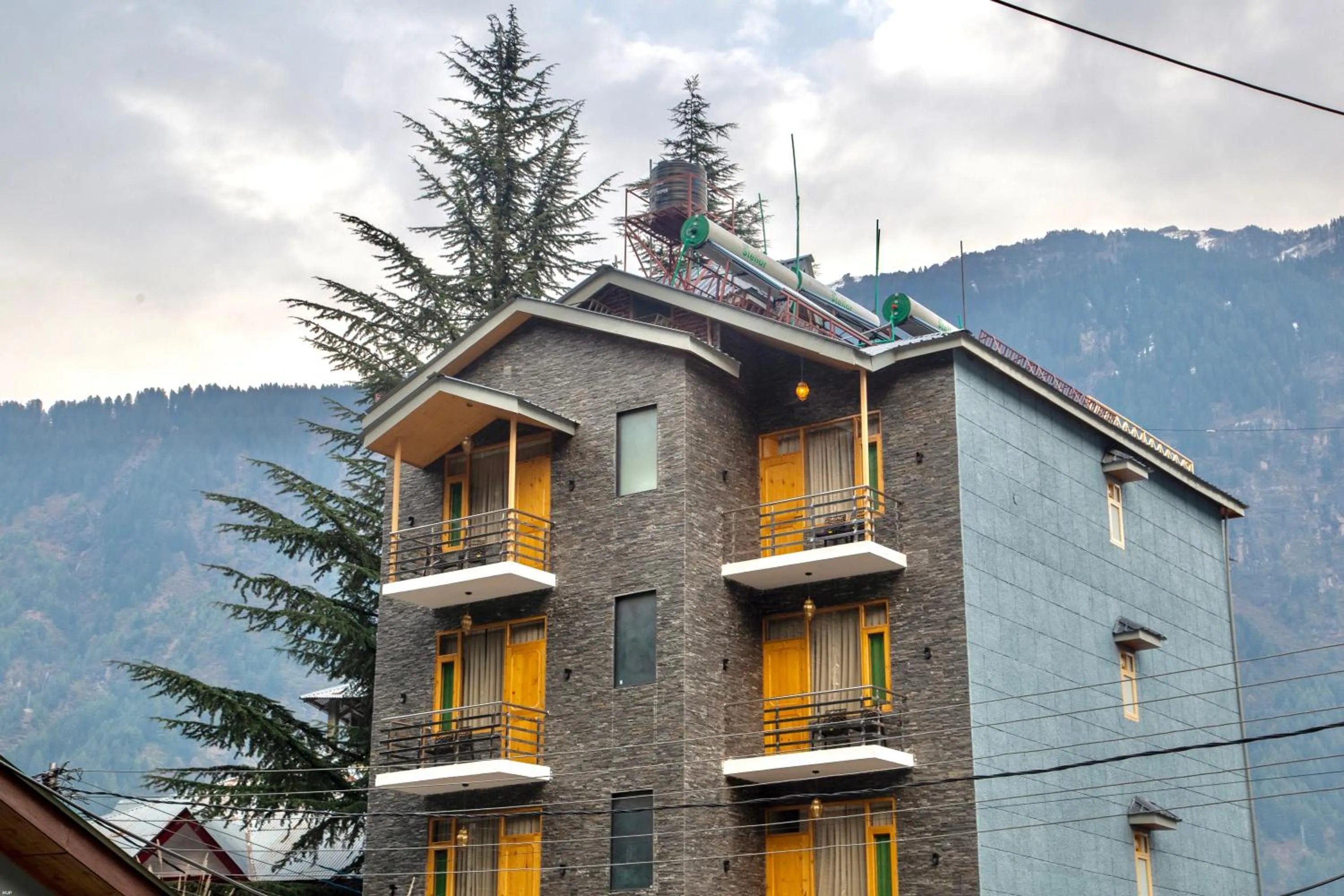 Property building in North Deodar Avenue, Manali