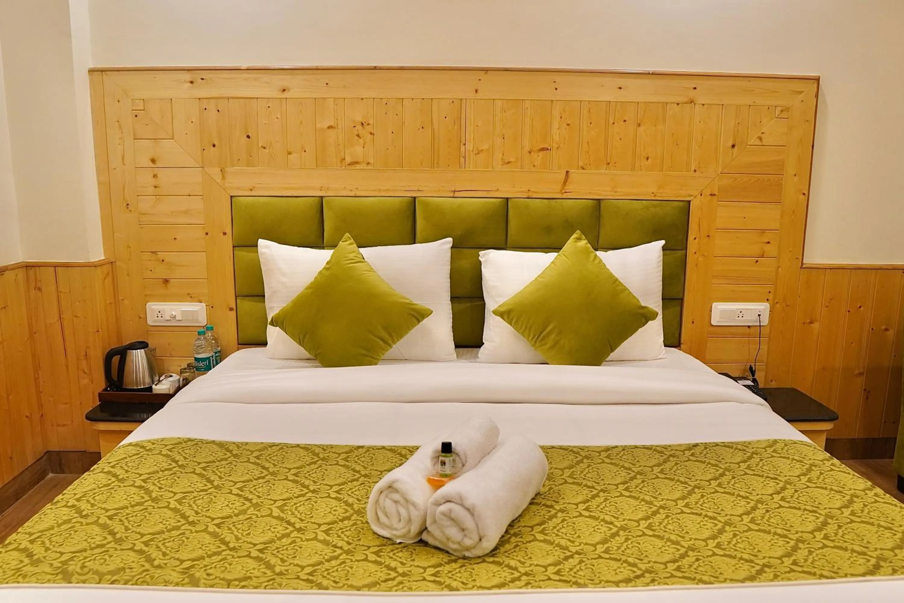 Bed in North Deodar Avenue, Manali