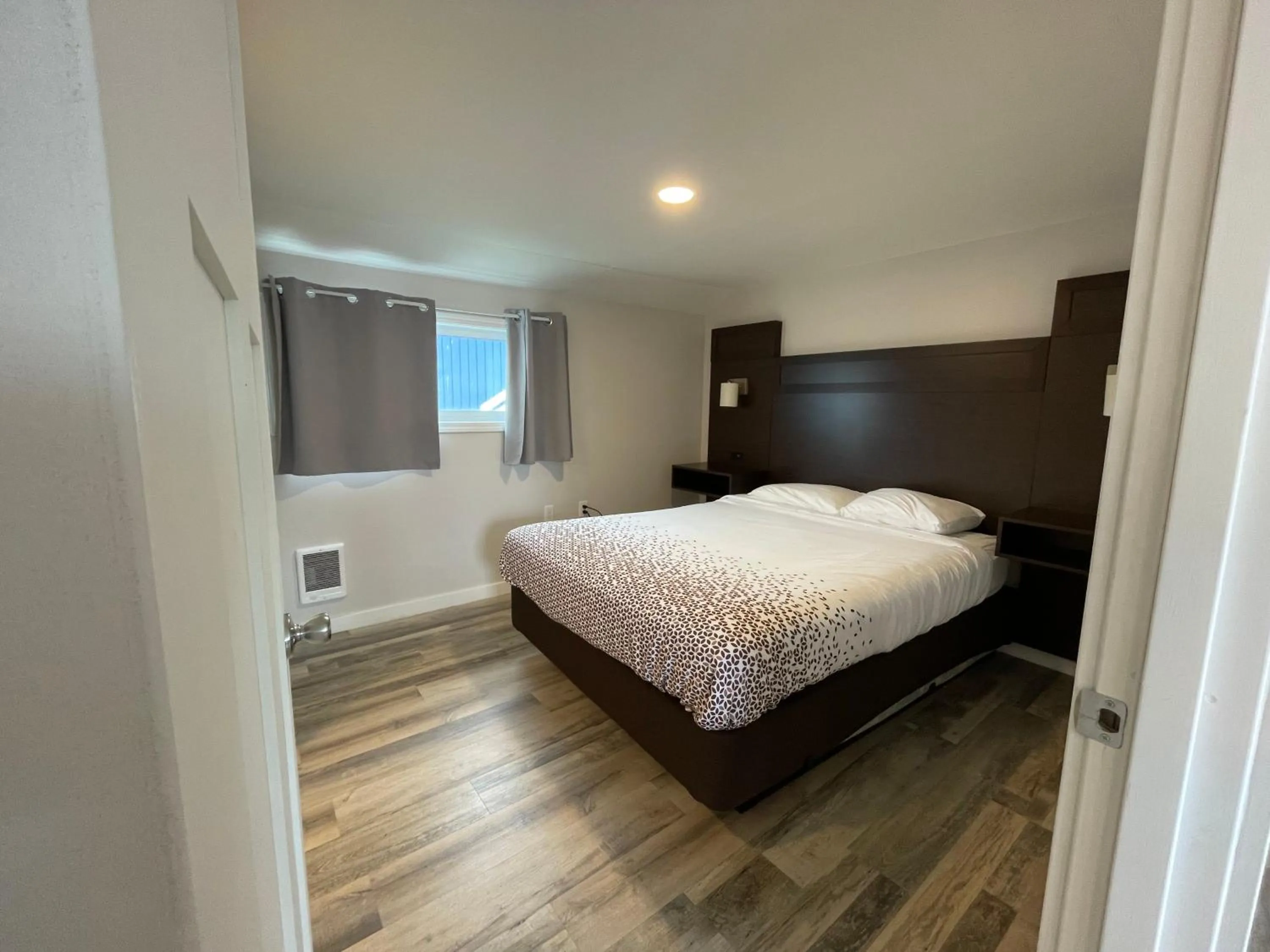 Bed in Holiday Motel