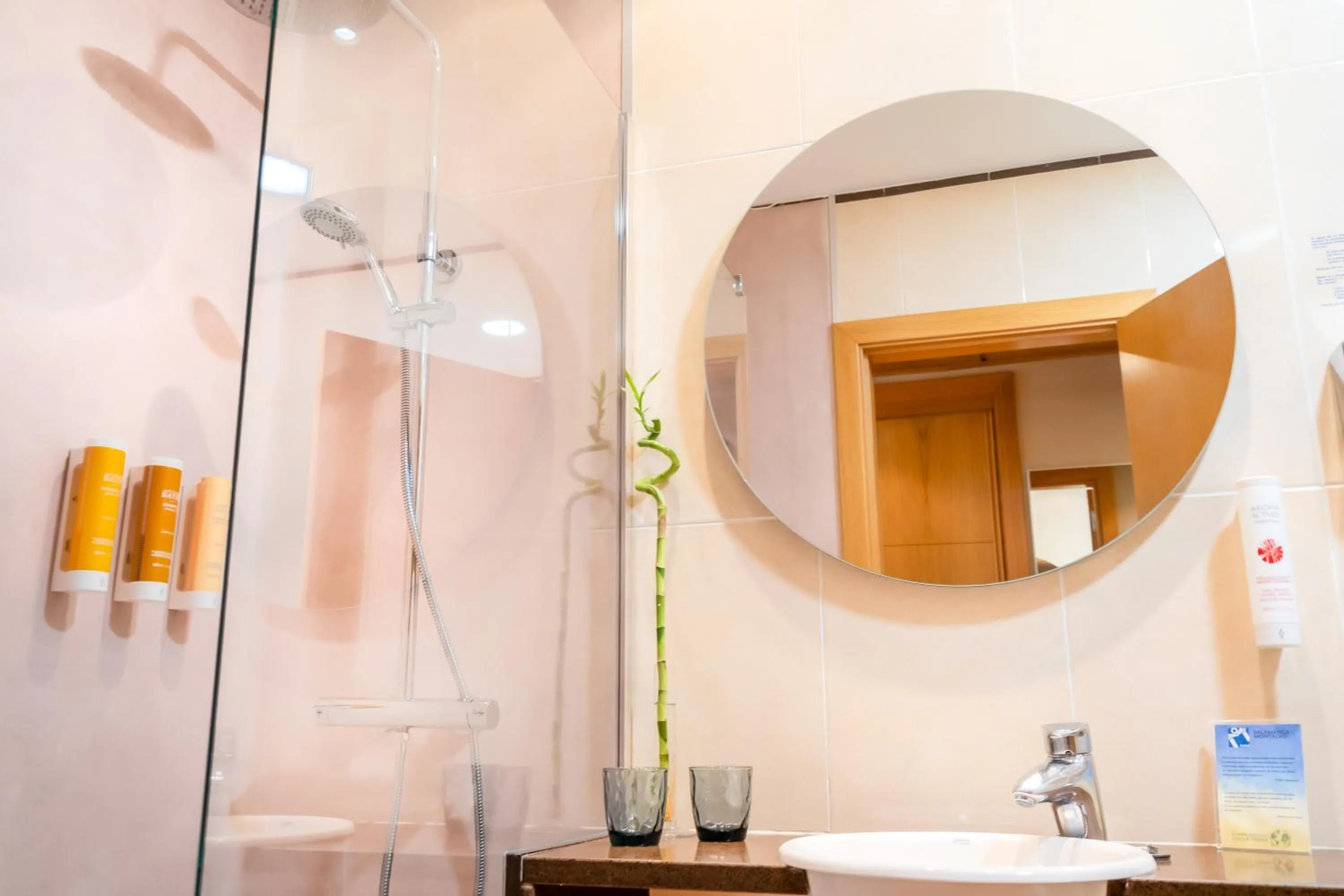 Bathroom in Hotel Salamanca Montalvo