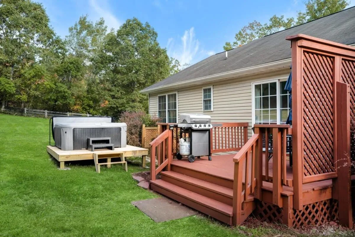 Property building in Modern decor, Hot Tub, Fire Pit & River Access!