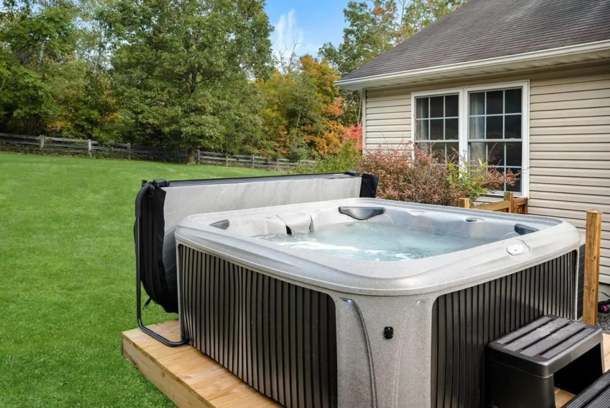 Hot Tub in Modern decor, Hot Tub, Fire Pit & River Access!