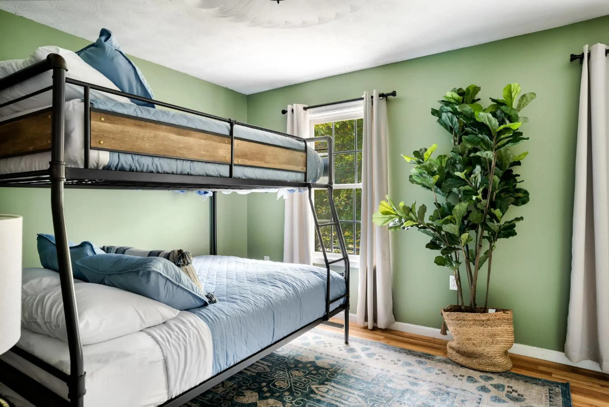 Bed in Modern decor, Hot Tub, Fire Pit & River Access!