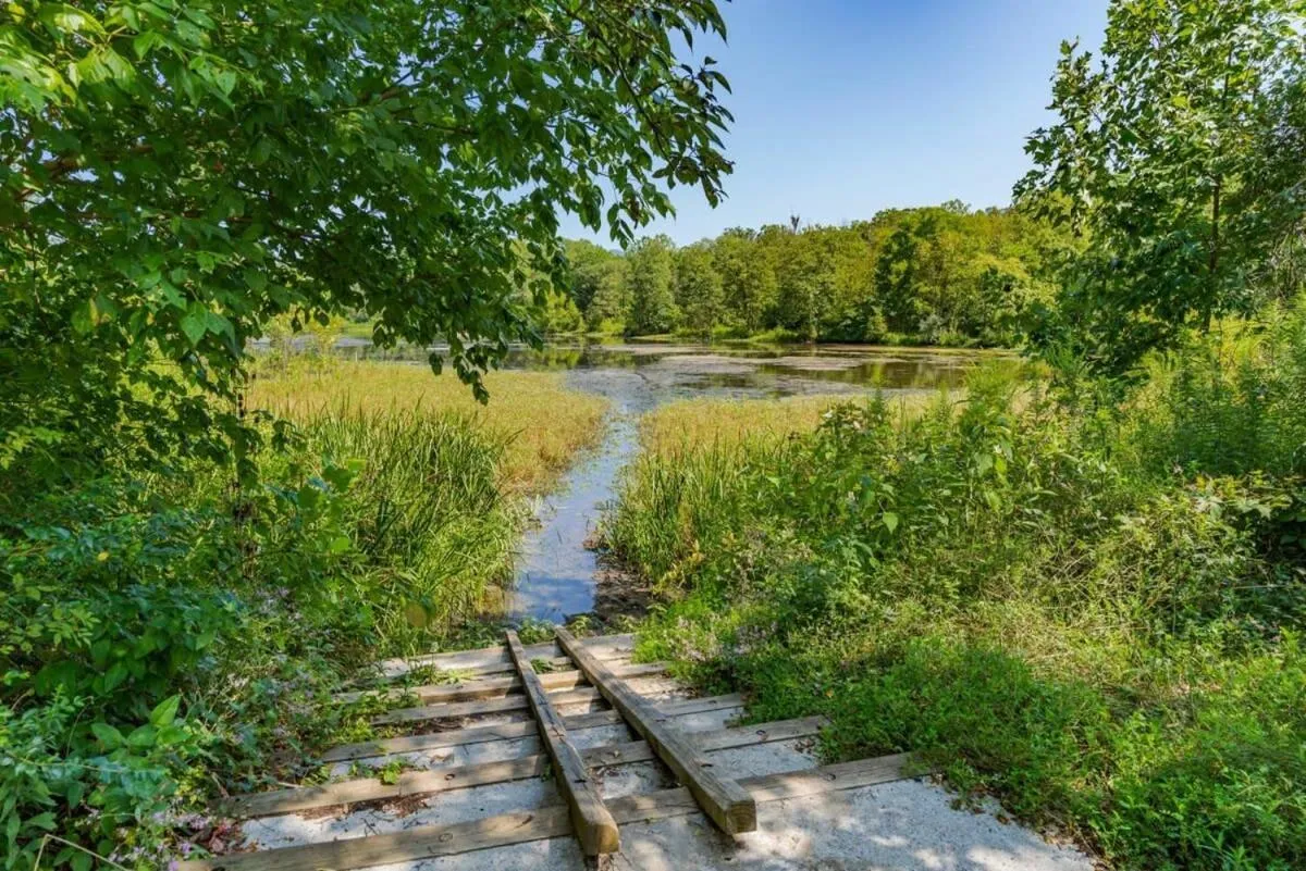 Natural landscape in Modern decor, Hot Tub, Fire Pit & River Access!