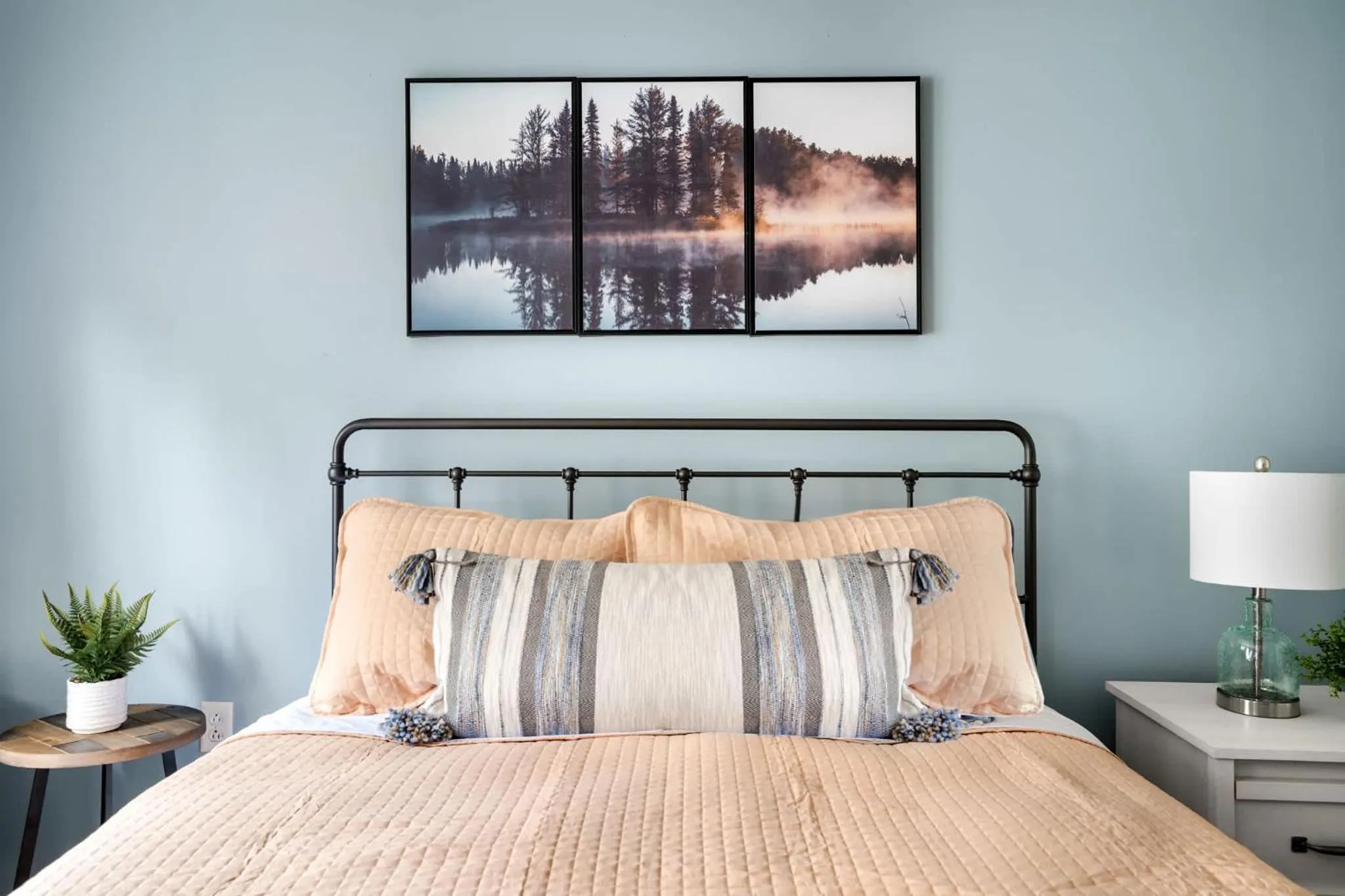 Bed in Modern decor, Hot Tub, Fire Pit & River Access!