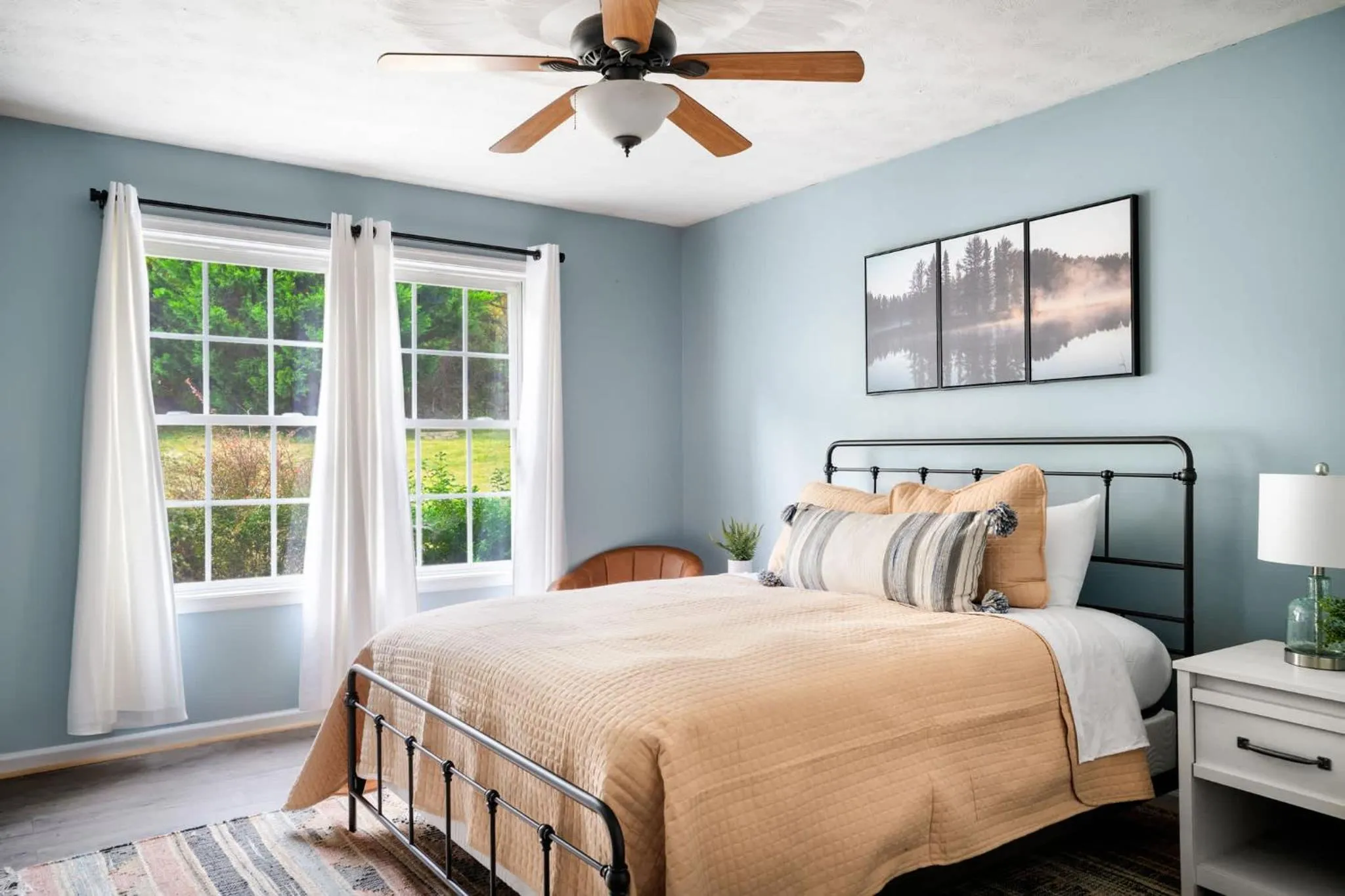 Bed in Modern decor, Hot Tub, Fire Pit & River Access!