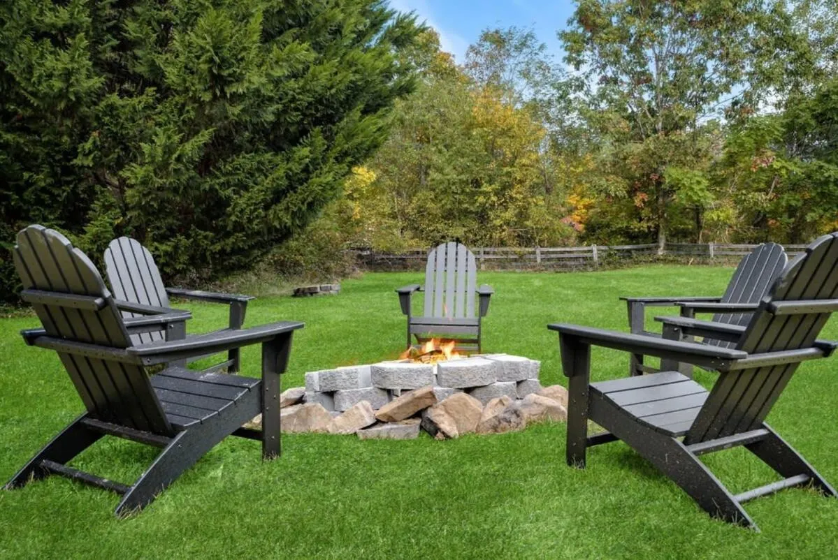 Garden view in Modern decor, Hot Tub, Fire Pit & River Access!