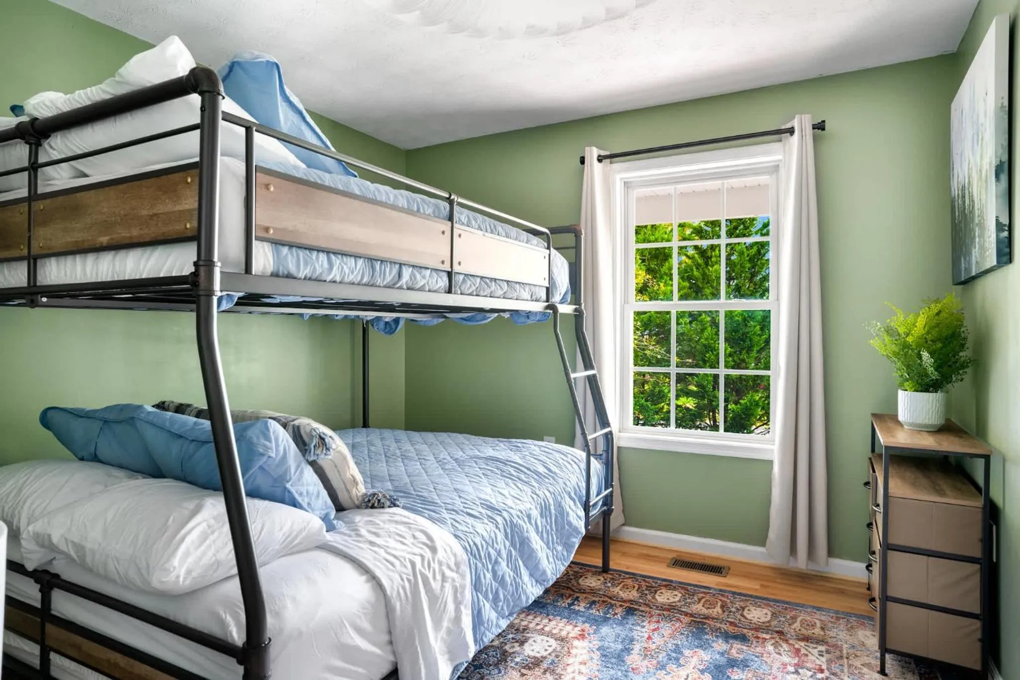 Bed in Modern decor, Hot Tub, Fire Pit & River Access!