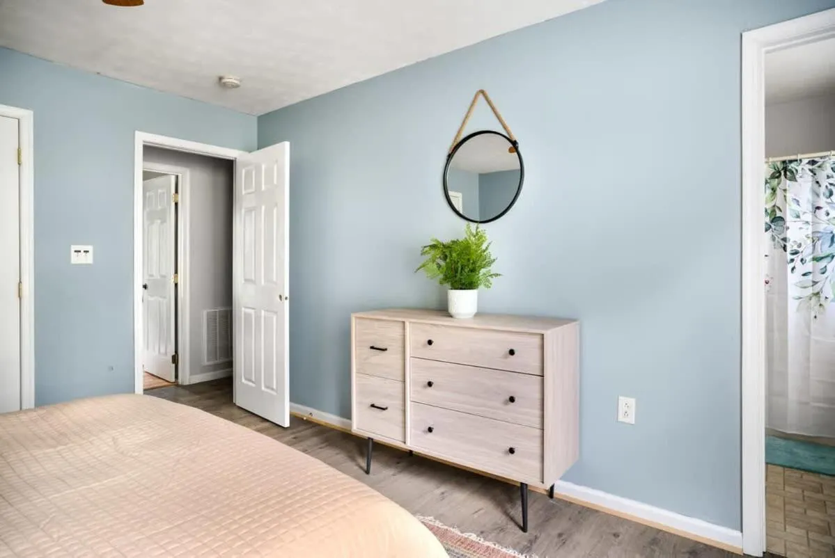 Bedroom, Bed in Modern decor, Hot Tub, Fire Pit & River Access!