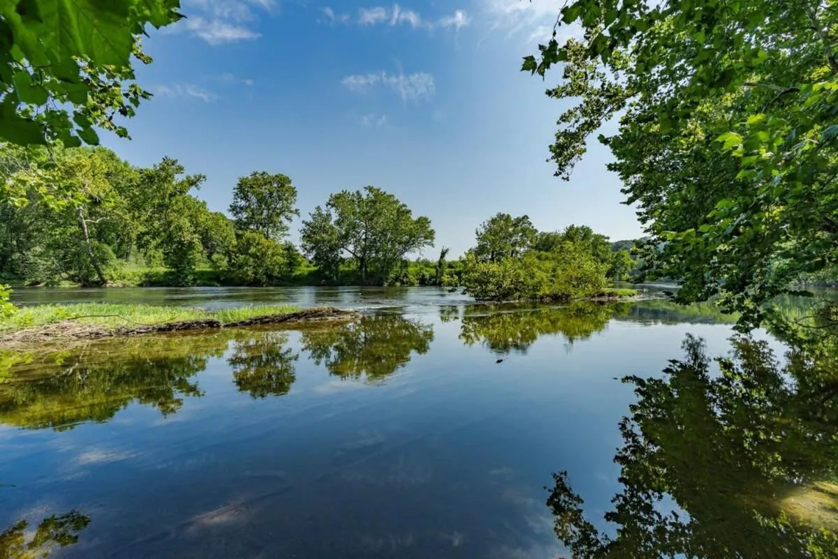 Natural landscape in Modern decor, Hot Tub, Fire Pit & River Access!
