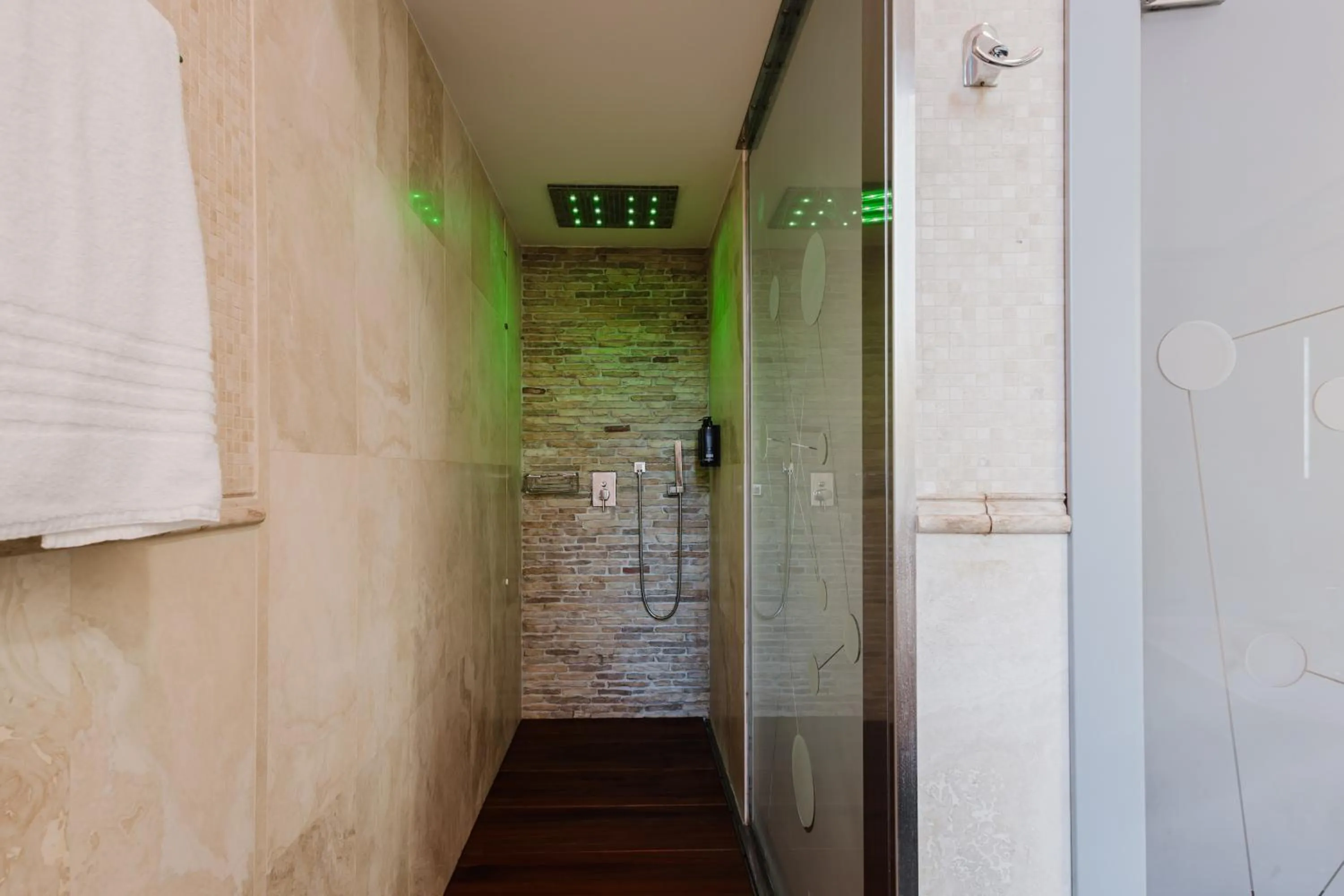 Shower in Hotel Trecento
