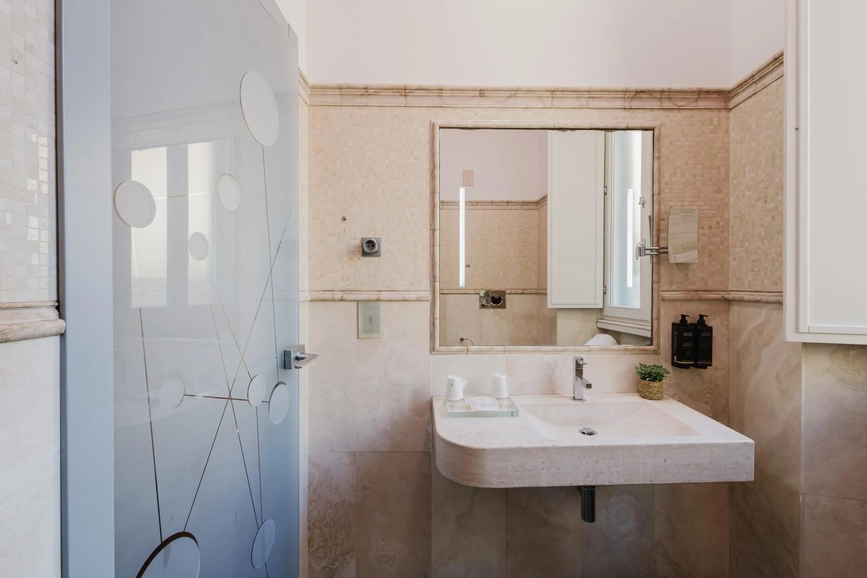 Shower in Hotel Trecento