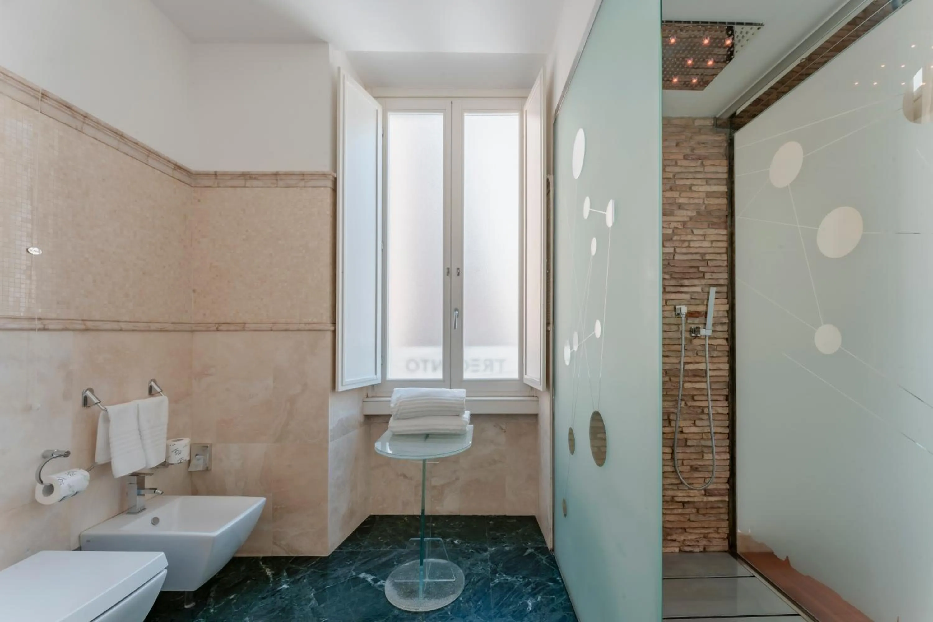 Shower in Hotel Trecento