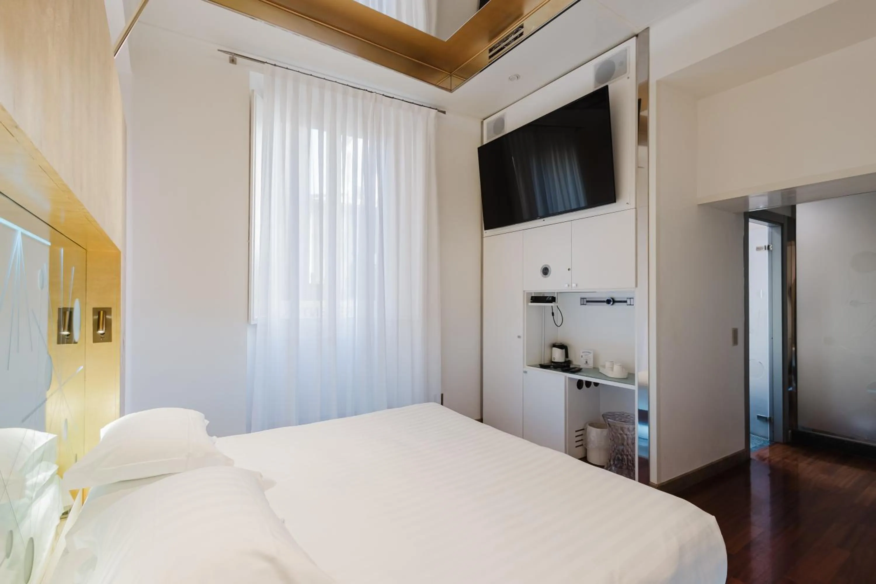 Communal lounge/ TV room, Bed in Hotel Trecento