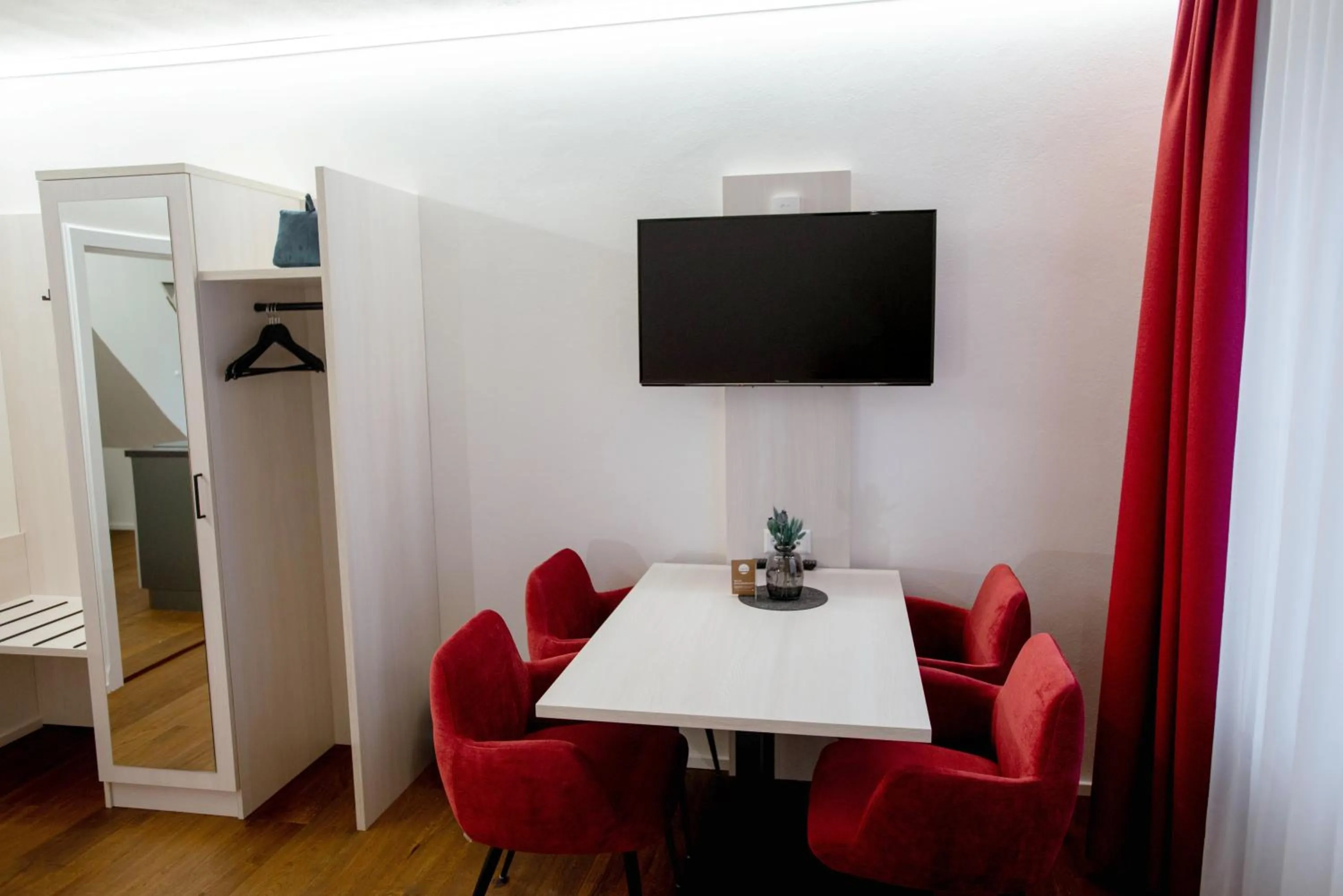 TV and multimedia in Reos Hotel Wangen