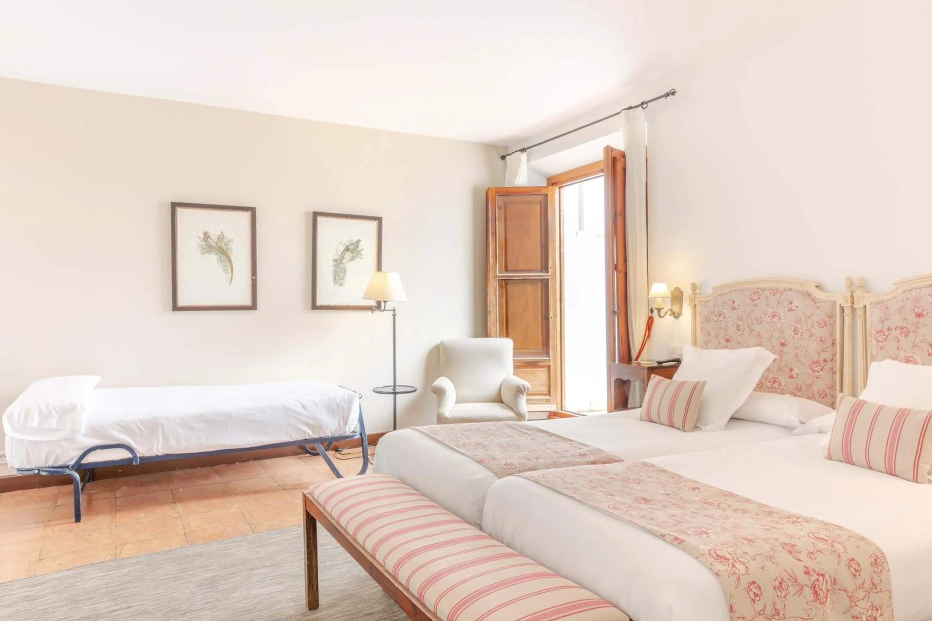 Bed in Hotel Puerta de la Luna