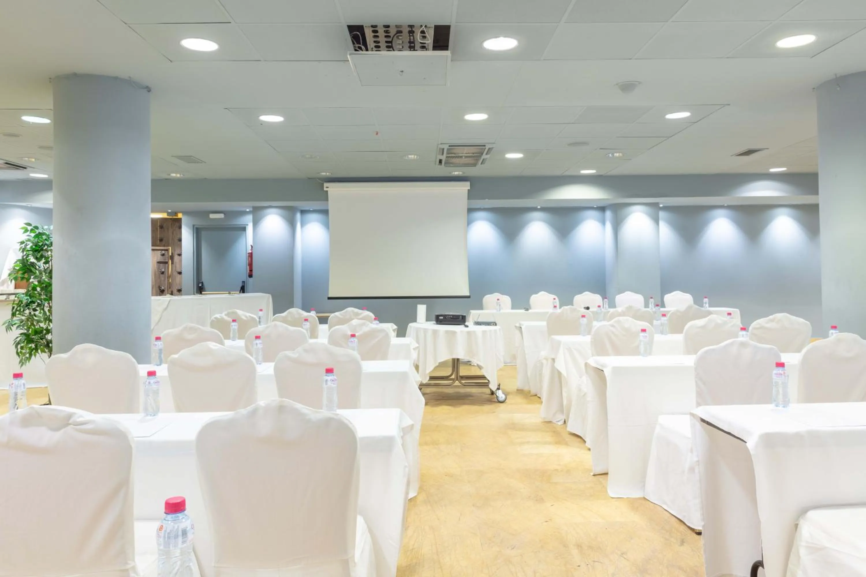 Meeting/conference room in Hotel Puerta de la Luna