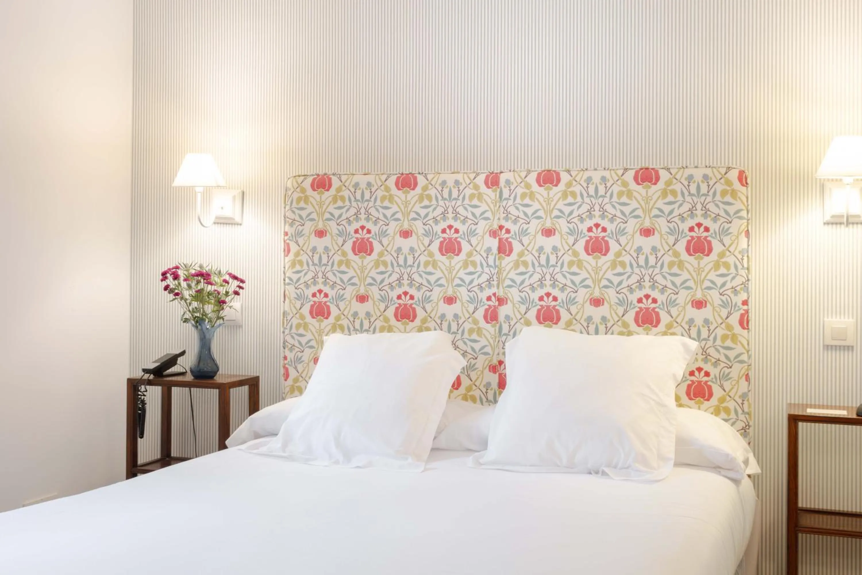 Bed in Hotel Puerta de la Luna