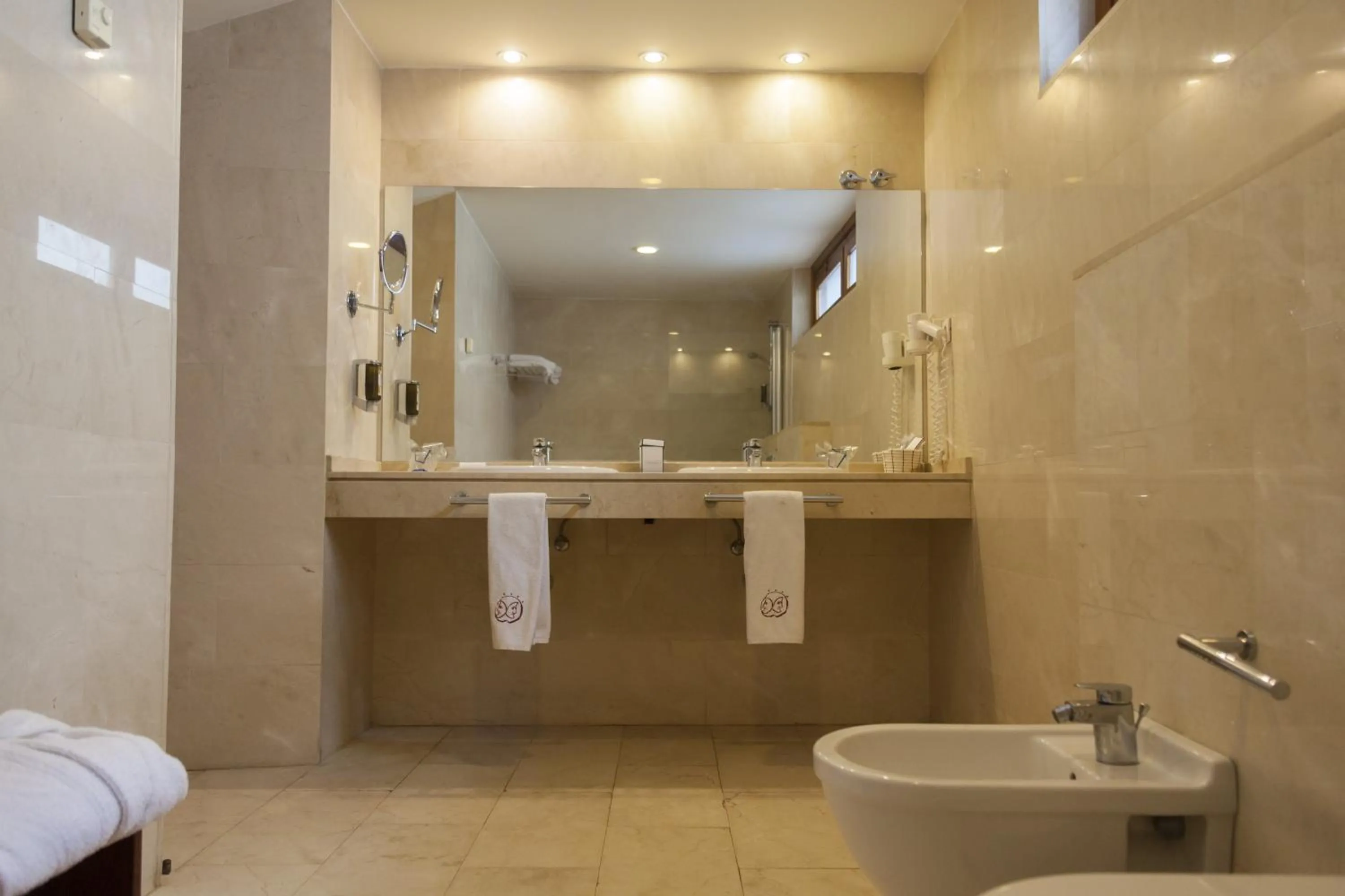 Bathroom in Hotel Puerta de la Luna