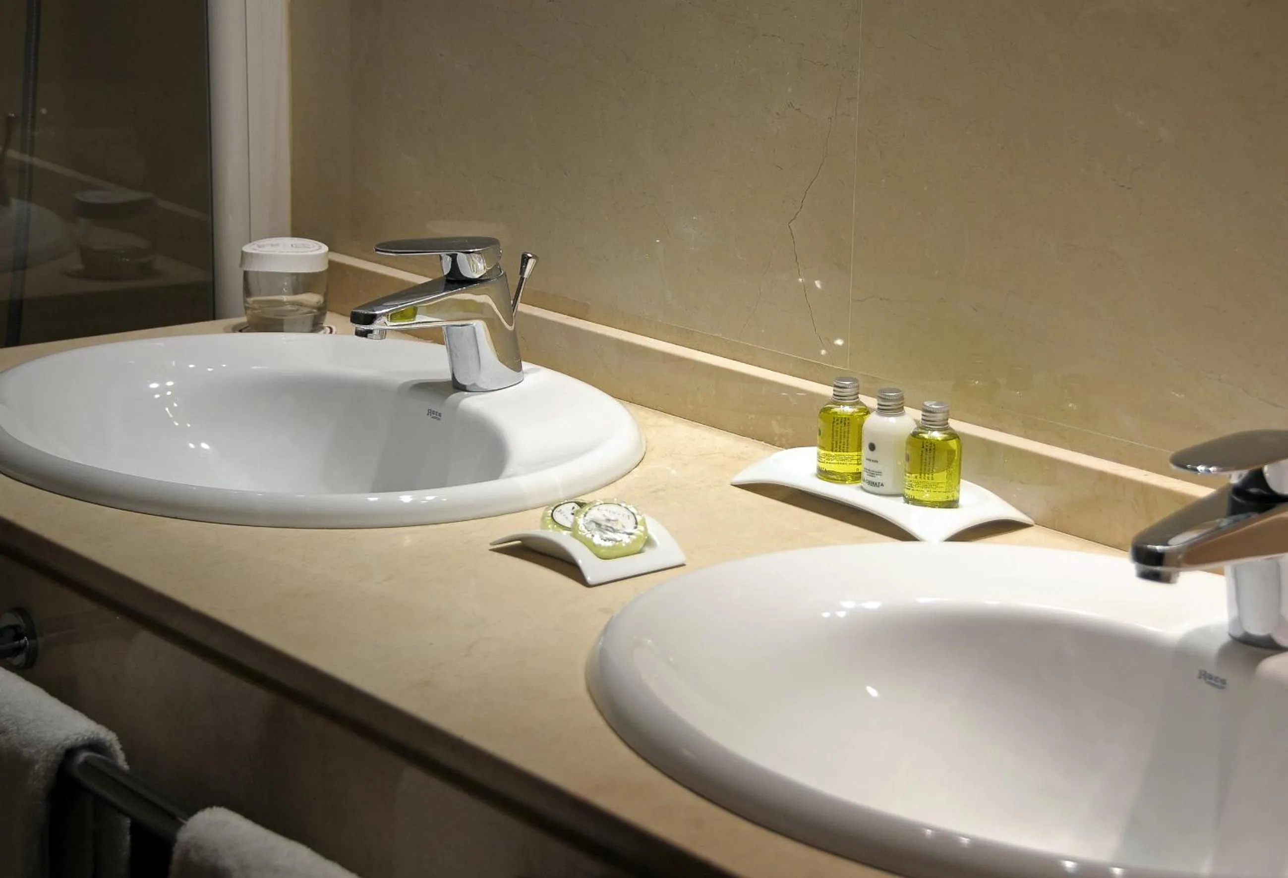 Bathroom in Hotel Puerta de la Luna