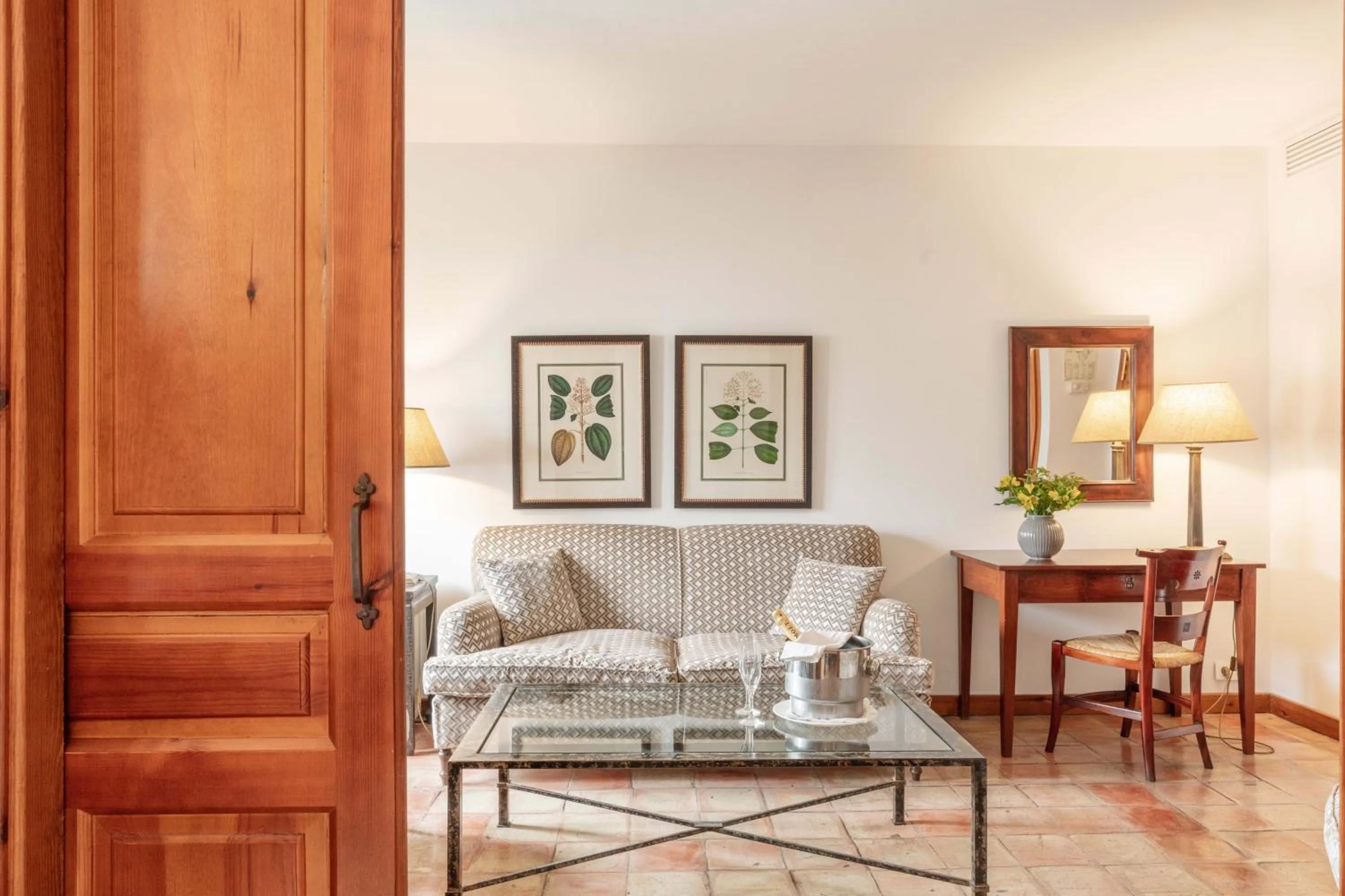 Seating area in Hotel Puerta de la Luna