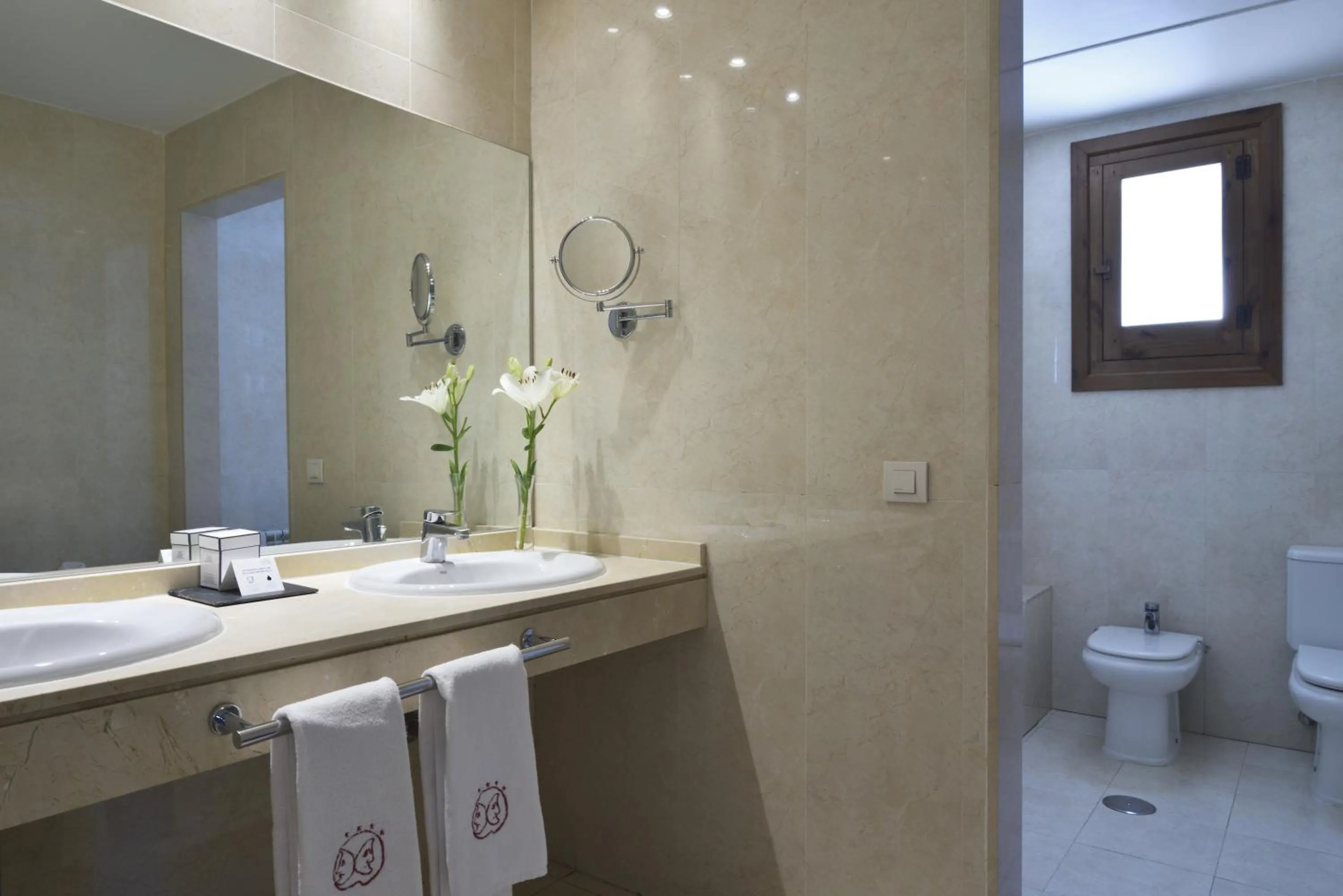 Toilet in Hotel Puerta de la Luna